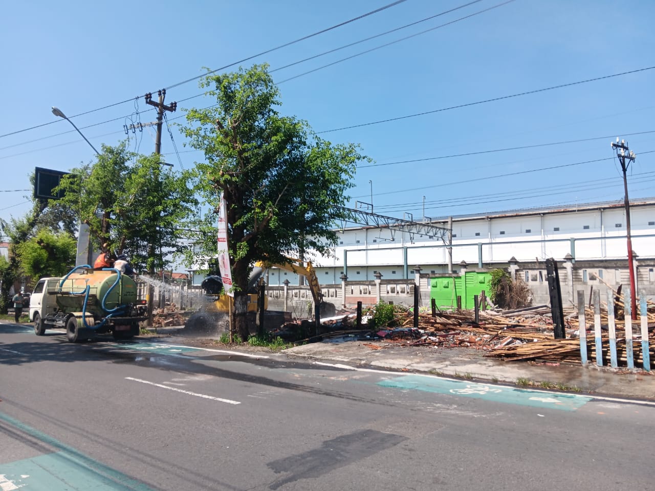 Penertiban bangunan semi permanen di sekitar Stasiun Klaten, Kamis (6/6). (Angga Purenda/Radar Solo)