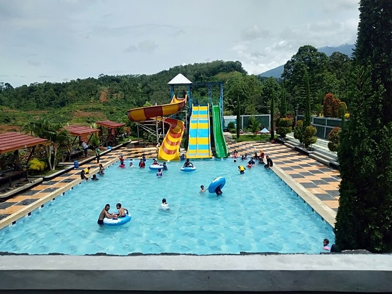 Suasana kolam air di Sumber Mulyo Waterpark, Desa Jatirejo, Kecamatan Ngargoyoso, Kabupaten Karanganyar.