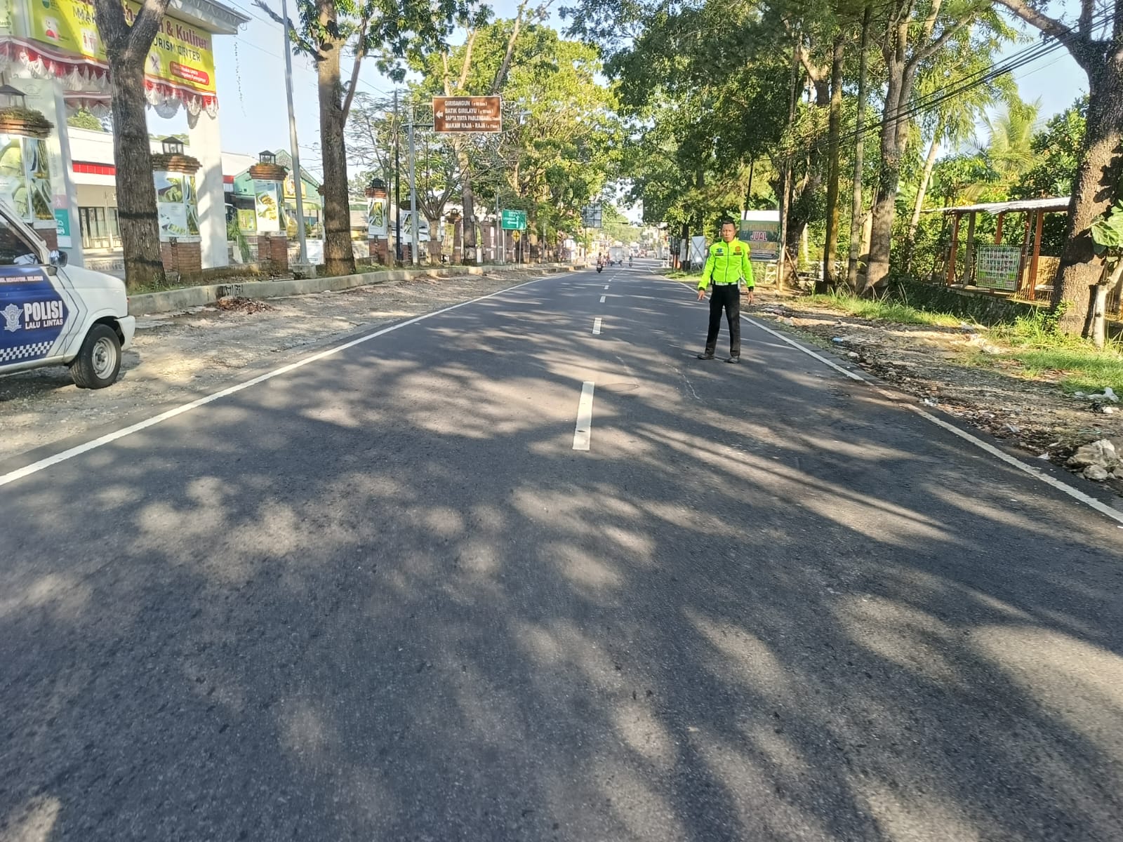 Anggota Satlantas Polres Karanganyar tunjukkan lokasi kecelakaan di sekitar Terminal Makutoromo, Karangpandan, Kamis (6/6/2024).