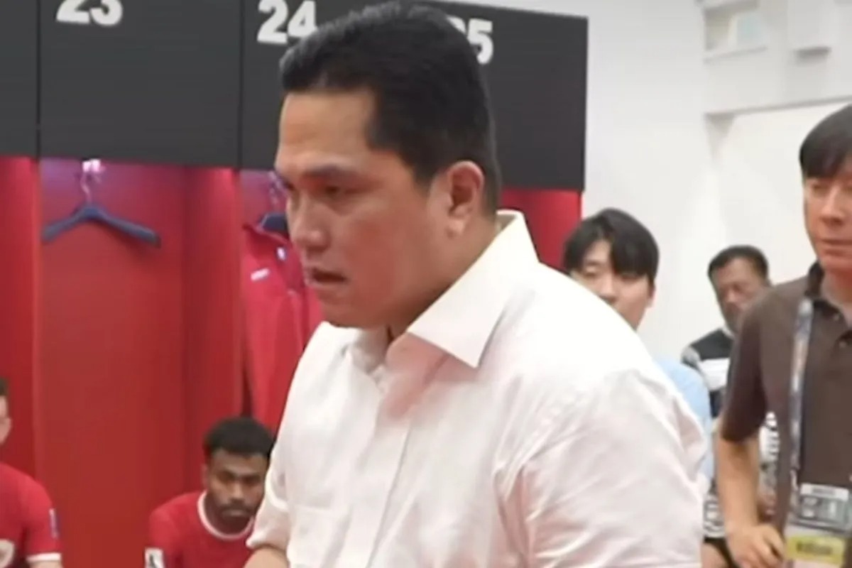 Tangkapan layar Ketua Umum PSSI Erick Thohir beri nasehat kepada pemain Timnas Indonesia di ruang ganti usai kalah dari Irak 2-0 dalam pertandingan di Stadion Utama Gelora Bung Karno, Kamis (6/6/2024)