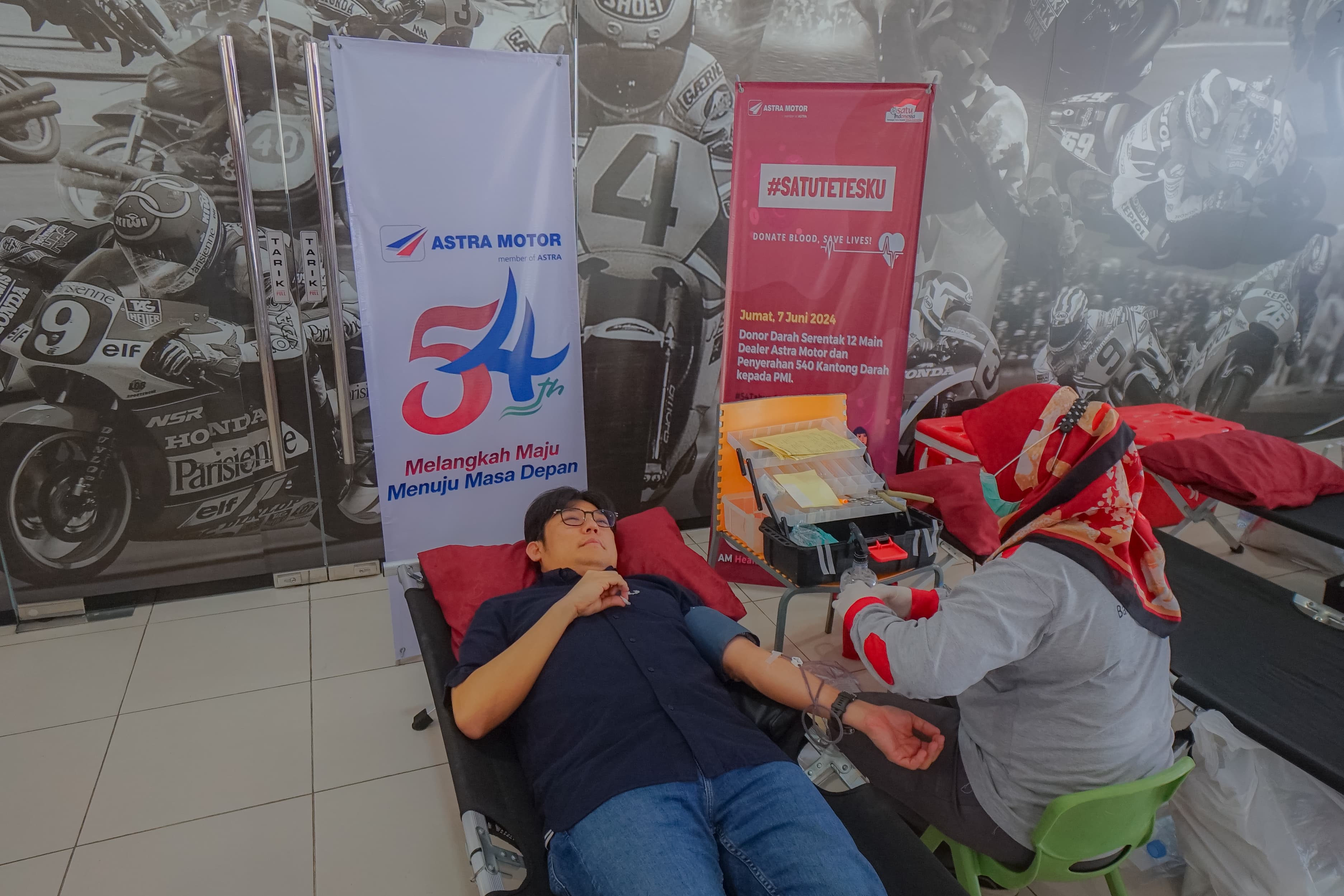 Aksi &ldquo;Donor Darah Serempak #SatuTetes&rdquo; yang digelar Astra Motor di Astra Motor Jateng, aksi ini menjadi acara pembukaan HUT ke-54 Tahun Astra Motor.