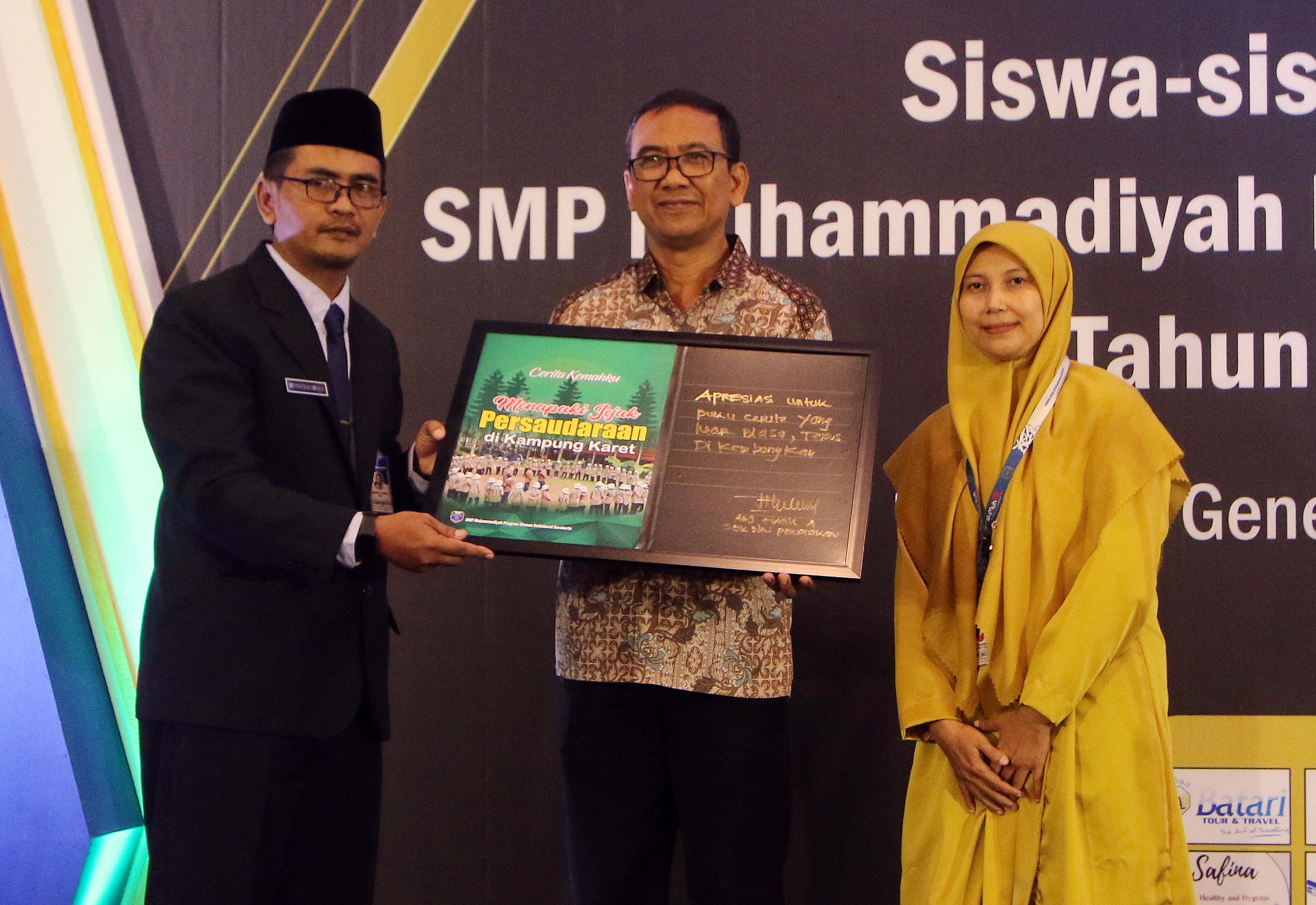 Buku berjudul Cerita Kemahku Menapak Jejak Persaudaraan di Kampung Karet karya siswa kelas VII SMP Muhammadiyah PK Kottabarat Surakarta