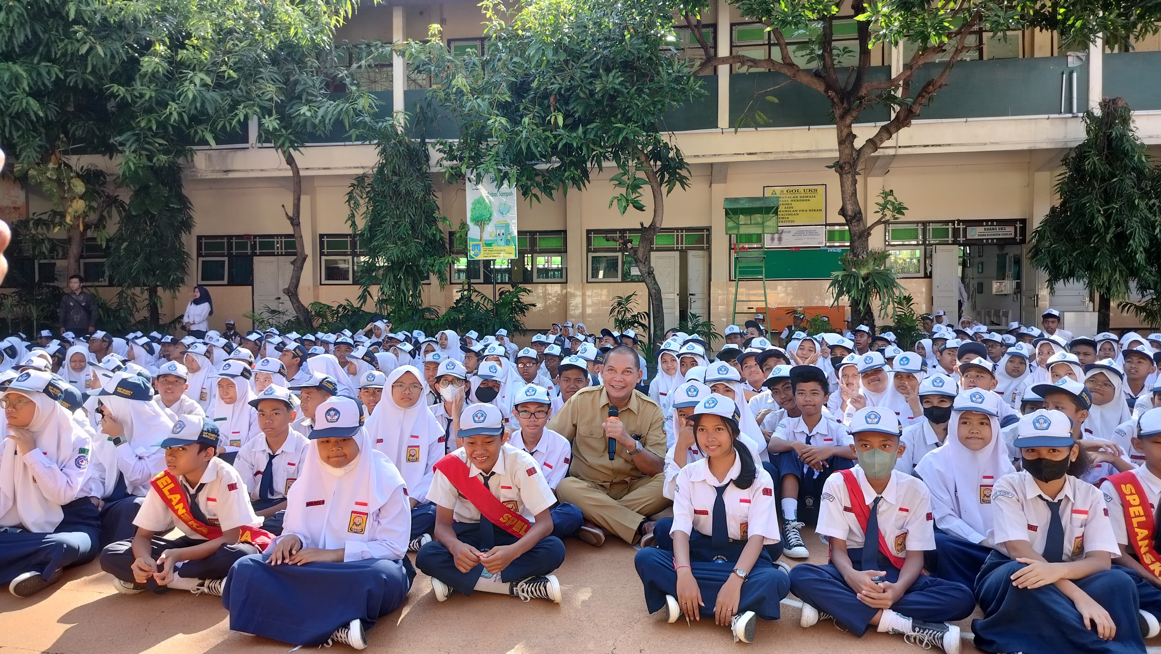 Wakil Wali Kota Solo Teguh Prakosa berbaur bersama siswa SMPN 9 Solo. (FAUZIAH AKMAL/RADAR SOLO)