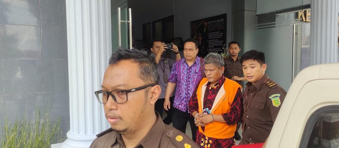 Mantan Kades Manjung Hartono dibawa tim Kejari Wonogiri beberapa waktu lalu.