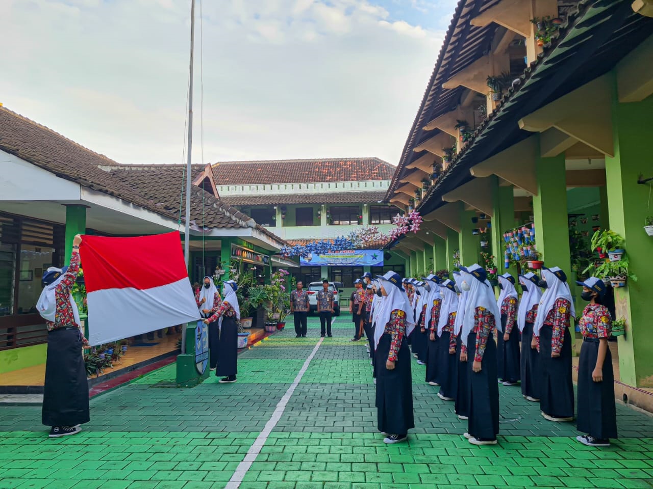Siswa SMPN di Sukoharjo ikut upacara di halaman sekolah. (Iwan Kawul/Radar Solo)