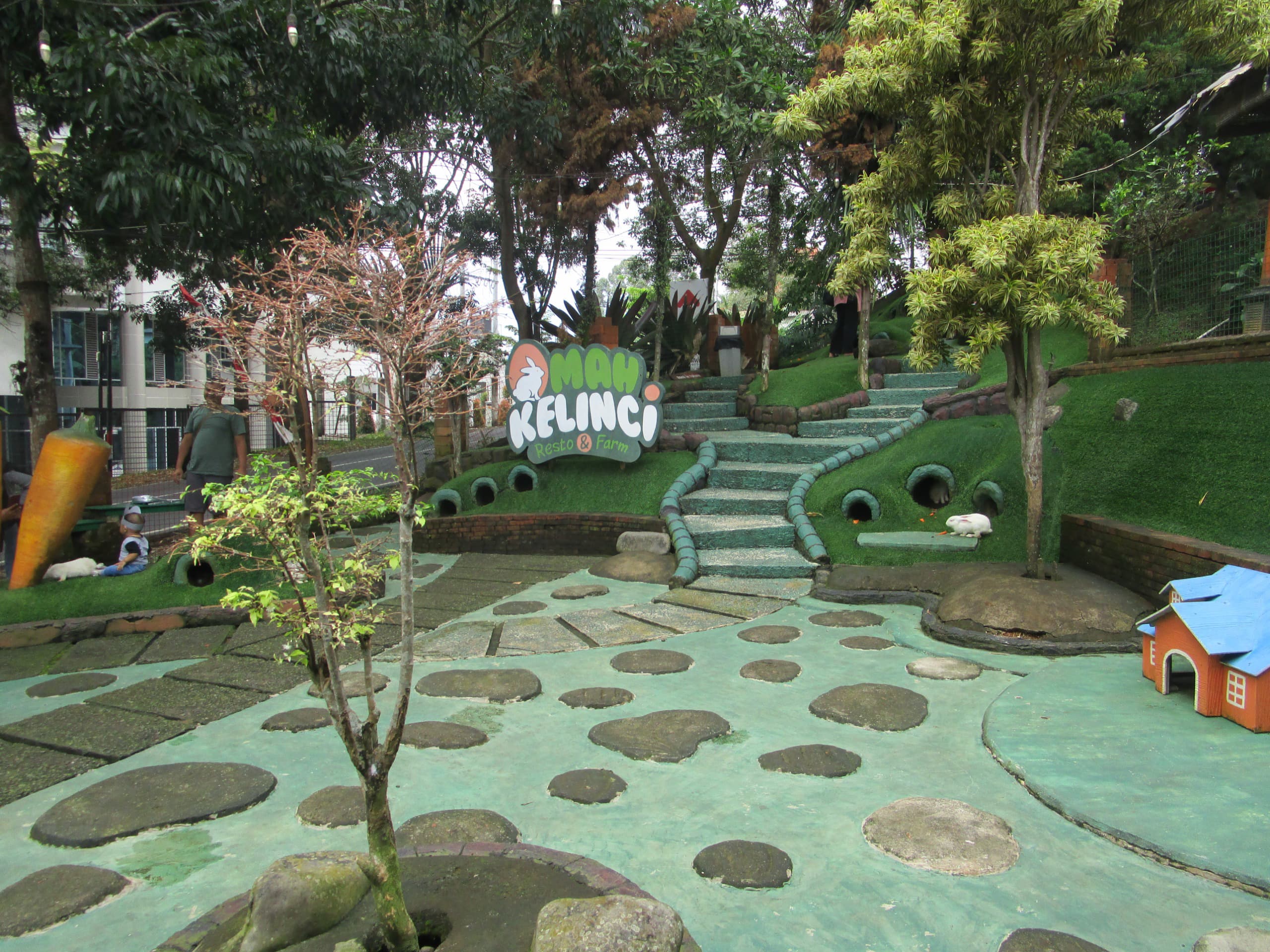 Suasana di Omah Kelinci Resto and Farm.
