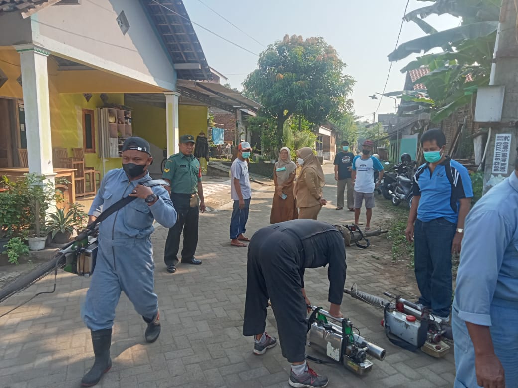 Pelaksanaan fogging di Desa Klepu, Kecamatan Ceper, Klaten, beberapa waktu lalu. (Angga Purenda/Radar Solo)