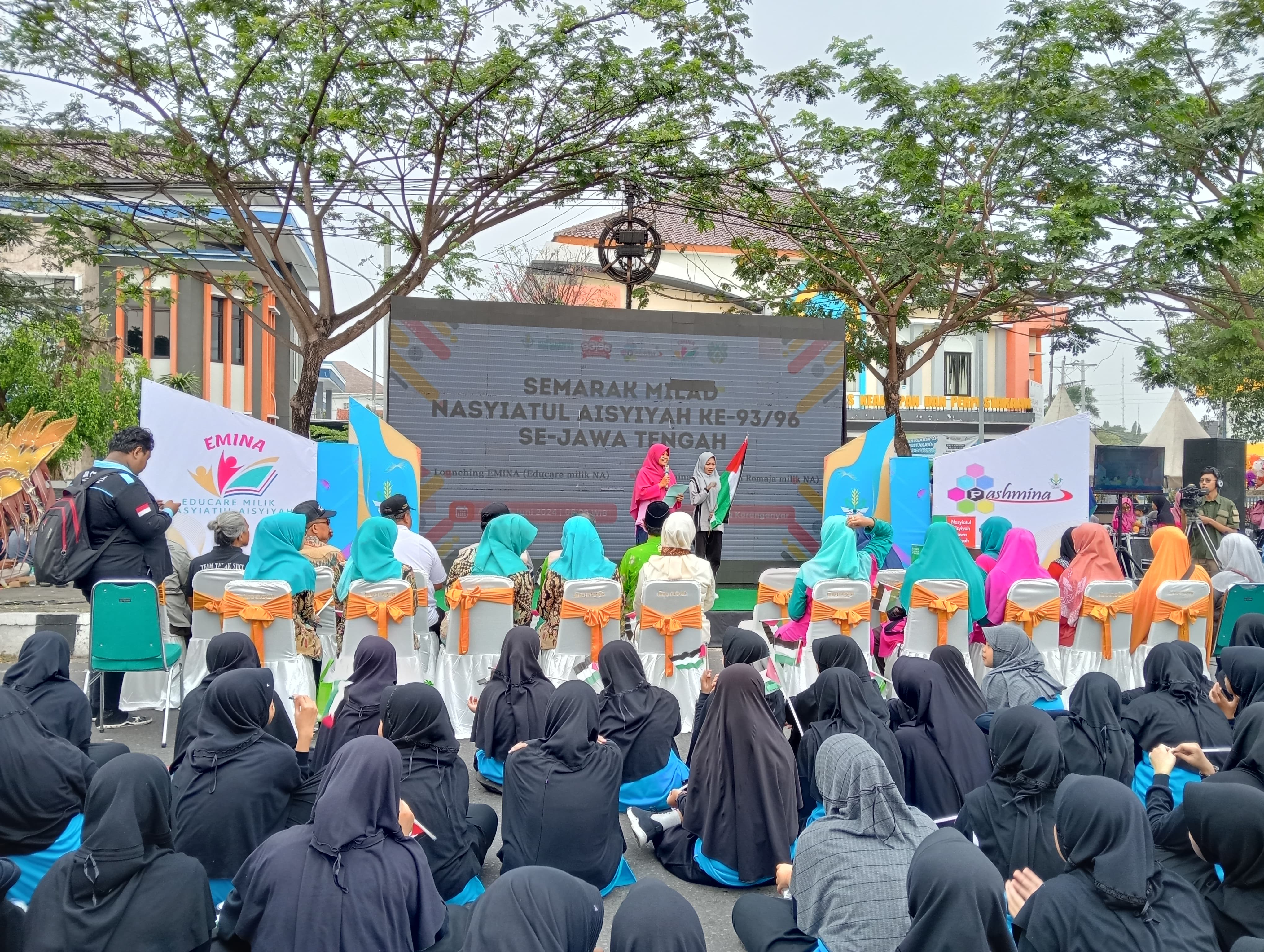 Massa menyerukan bela Palestina di CFD Karanganyar, Minggu (9/6).