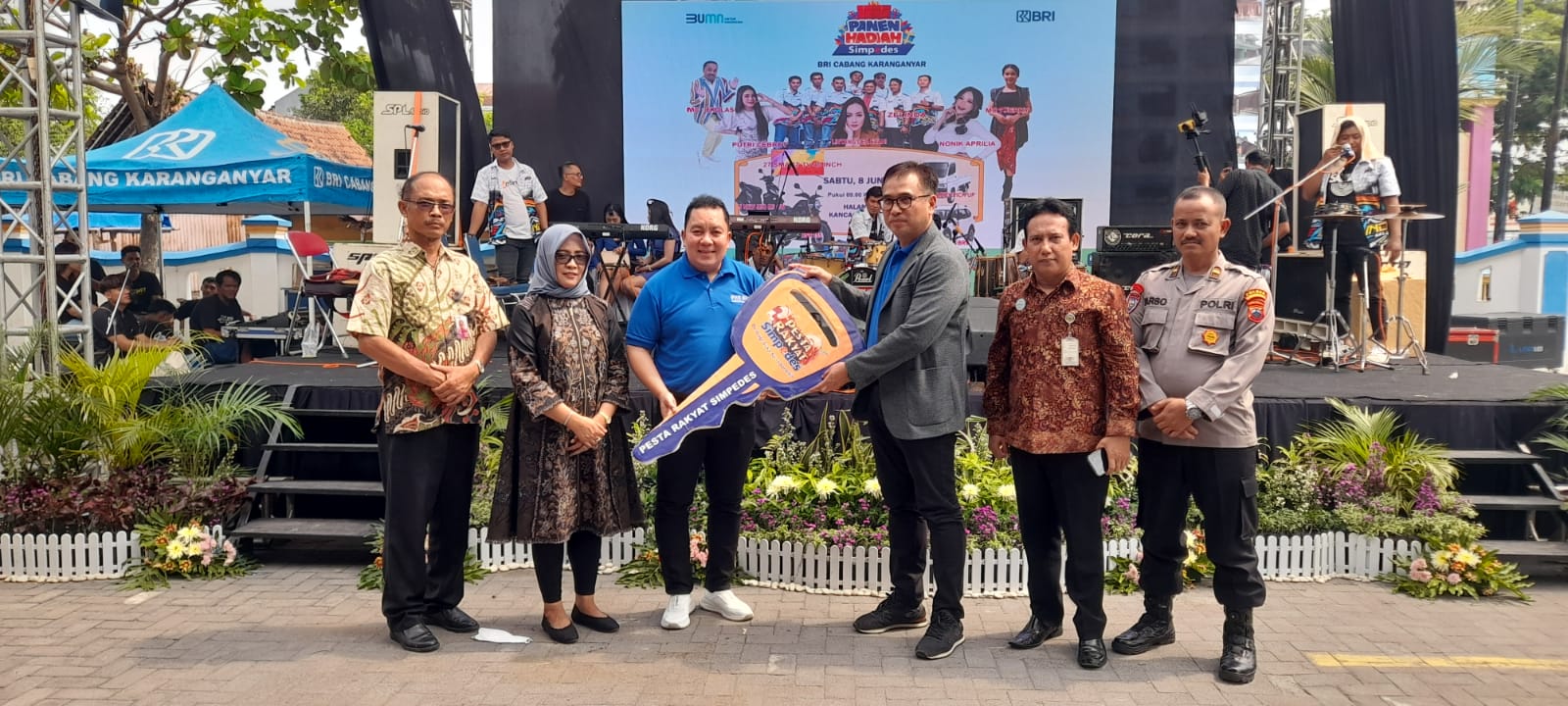 Penyerahan hadiah grandprize I&nbsp;&nbsp;dalam Panen Hadiah Simpedes Periode II BRI KC Karanganyar.