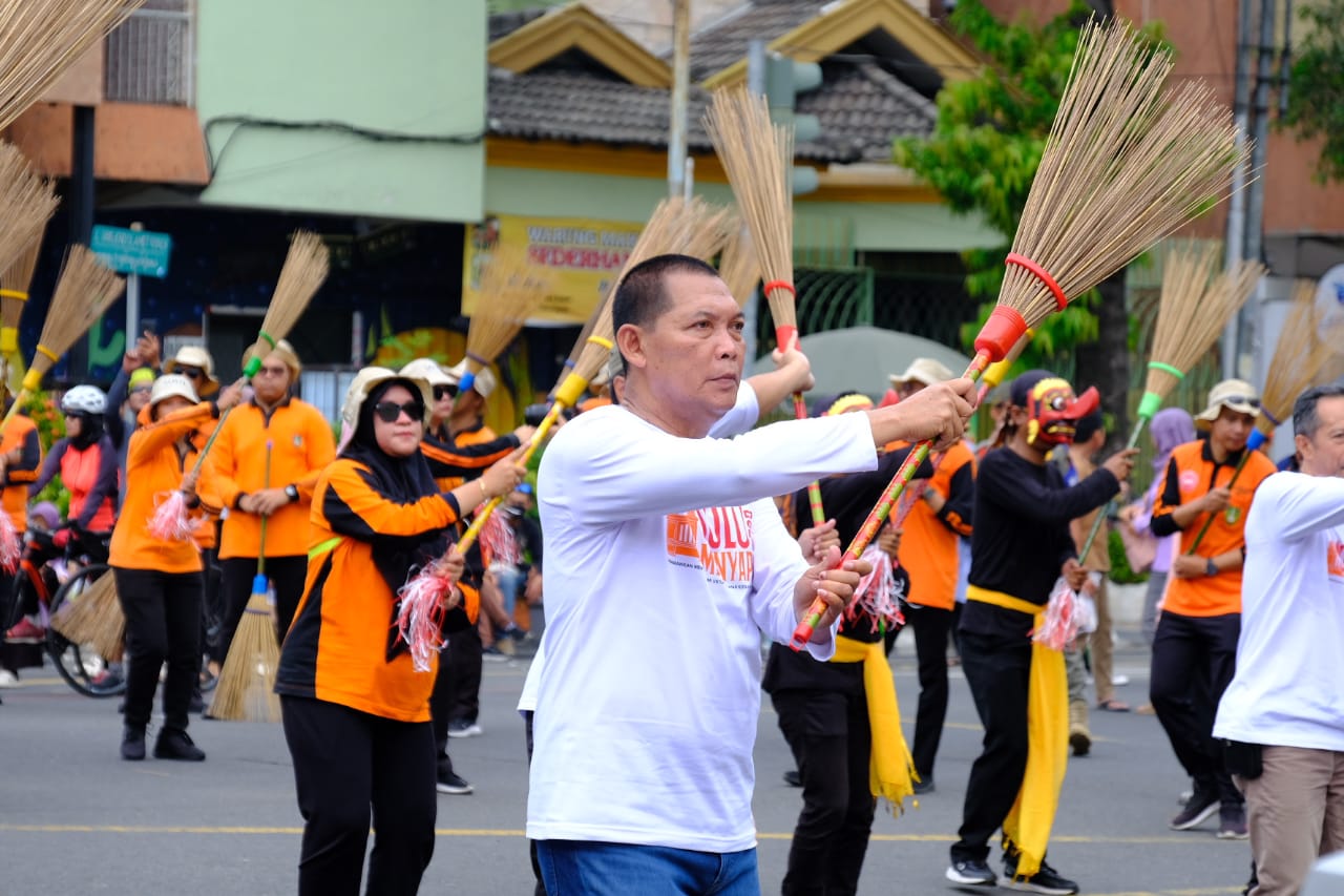 Walikota Solo  Teguh Prakosa berbaur di peringatan Solo Menyapu di CFD belum lama ini.