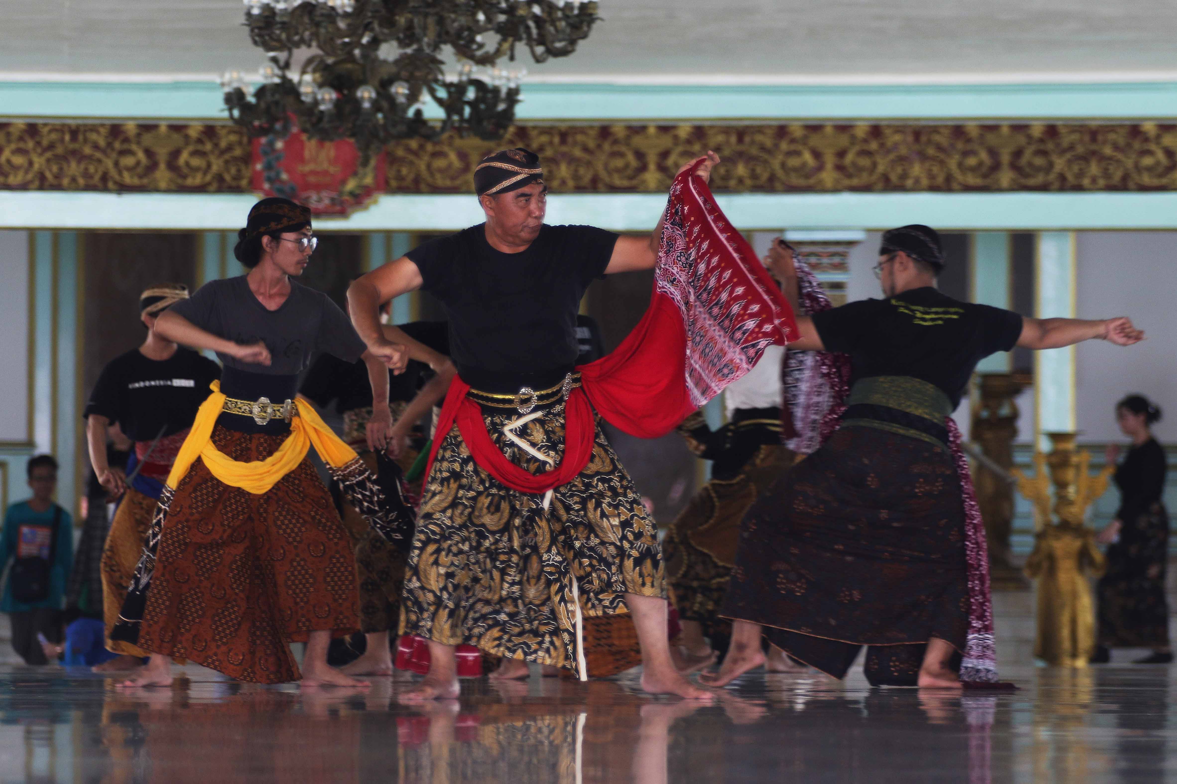 Latihan tari di Pamedan Pura Mangkunegaran Solo. (ARIEF BUDIMAN/RADAR SOLO)