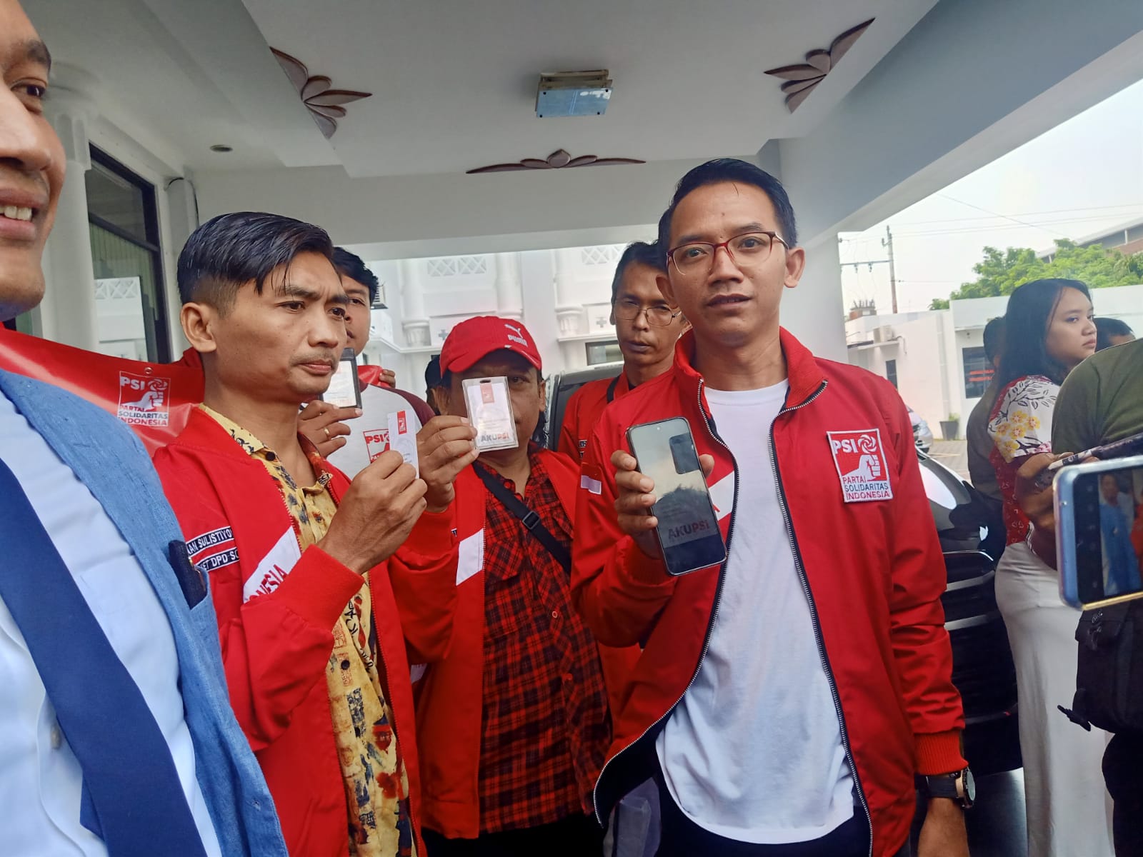 Kader PSI Solo usai melaporkan dugaan korupsi bantuan parpol ke Kejari Solo belum lama ini. (A CHRISTIAN/RADAR SOLO)