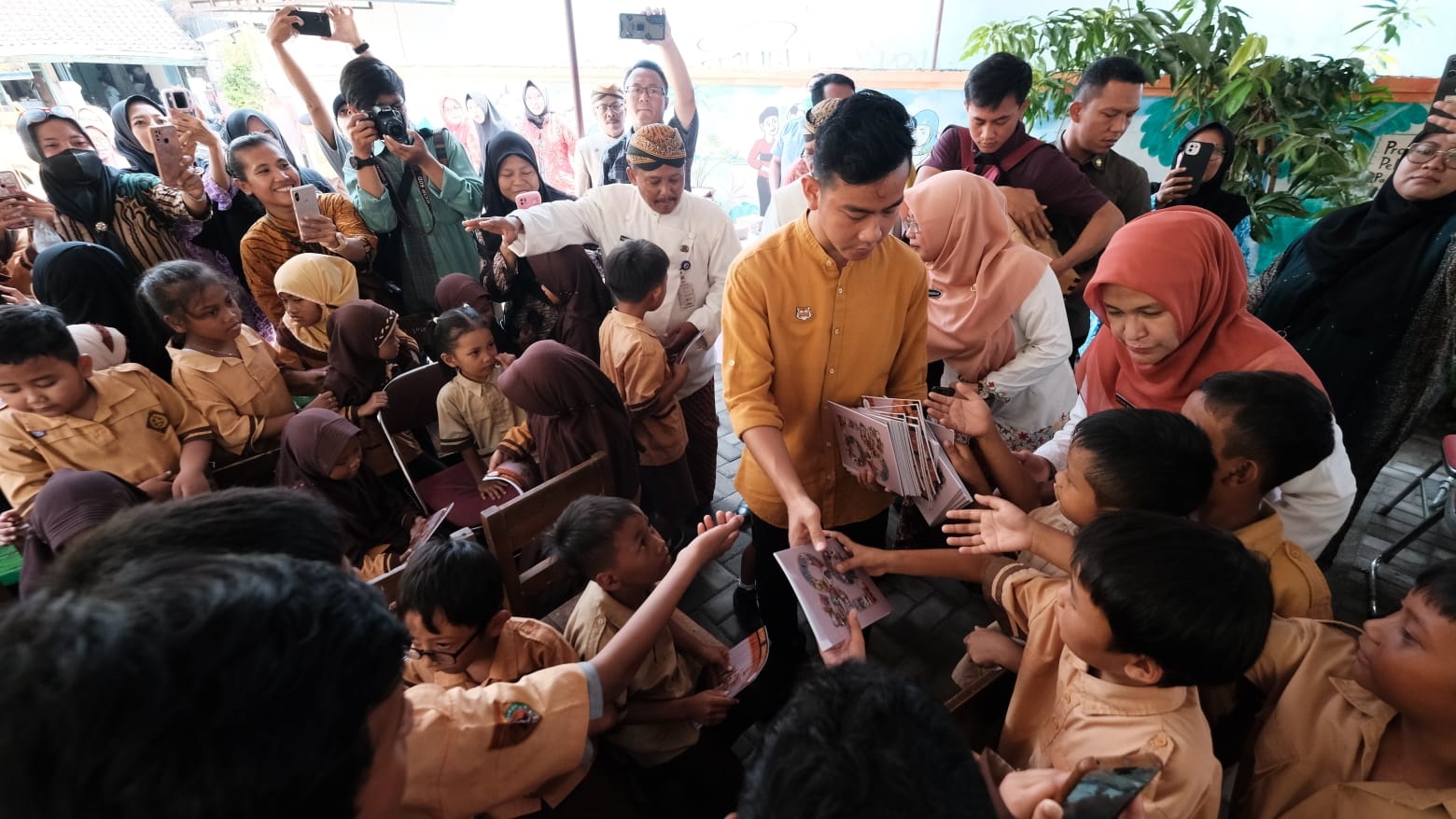 Wali Kota Solo Gibran Rakabuming Raka bagikan buku bergambar Jan Ethes ke anak-anak, belum lama ini.