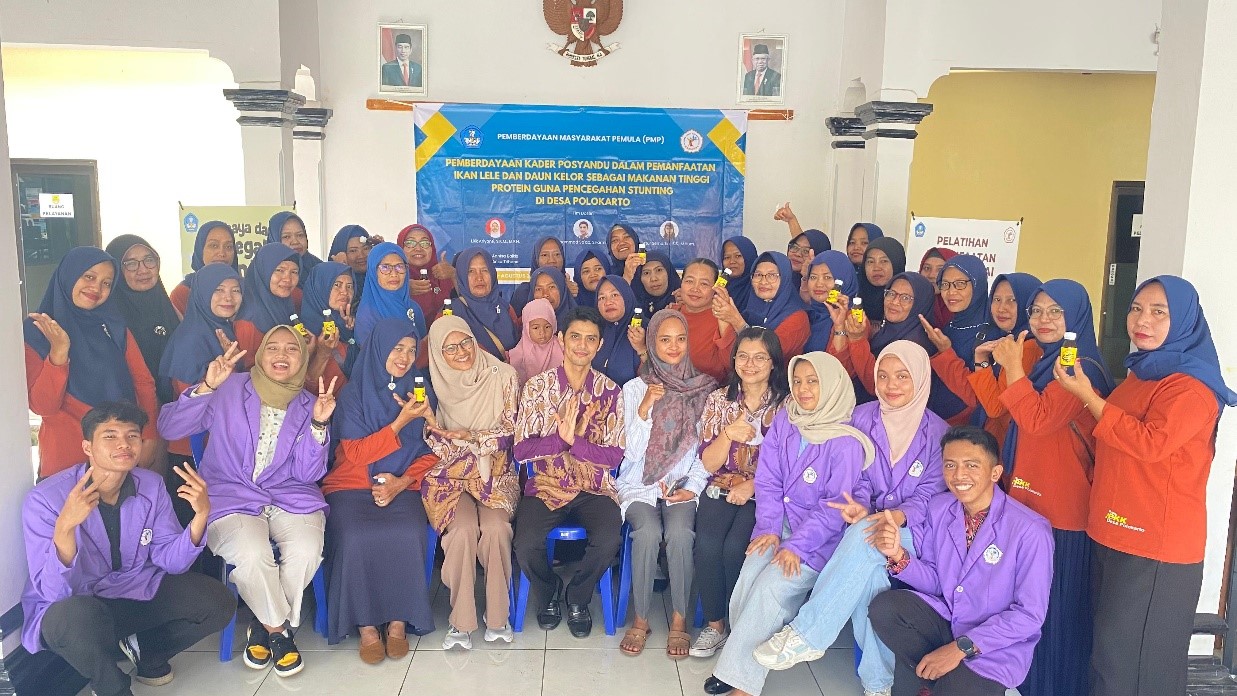 Pengabdian kepada masyarakat digelar dosen dan mahasiswa STIKES Nasional di Desa/Kecamatan Polokarto, Sukoharjo, Sabtu (8/6/2024). Warga setempat diajari pembuatan madu lemu untuk cegah stunting.