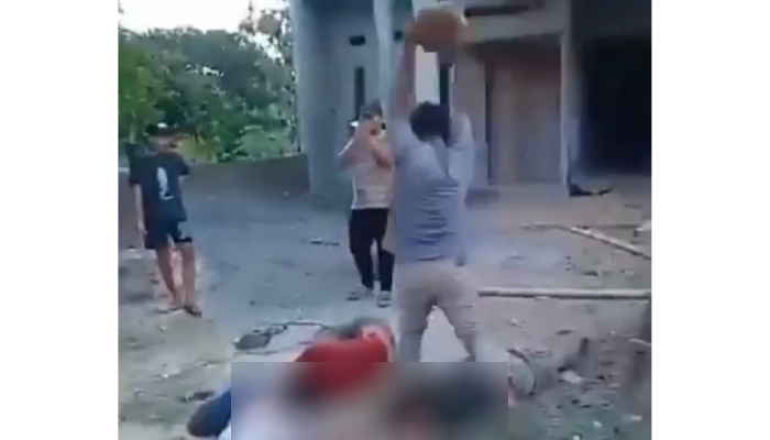 Potongan video bos pemilik rental dan rekannya tak berdaya saat dikeroyok massa di Sukolilo, Pati.
