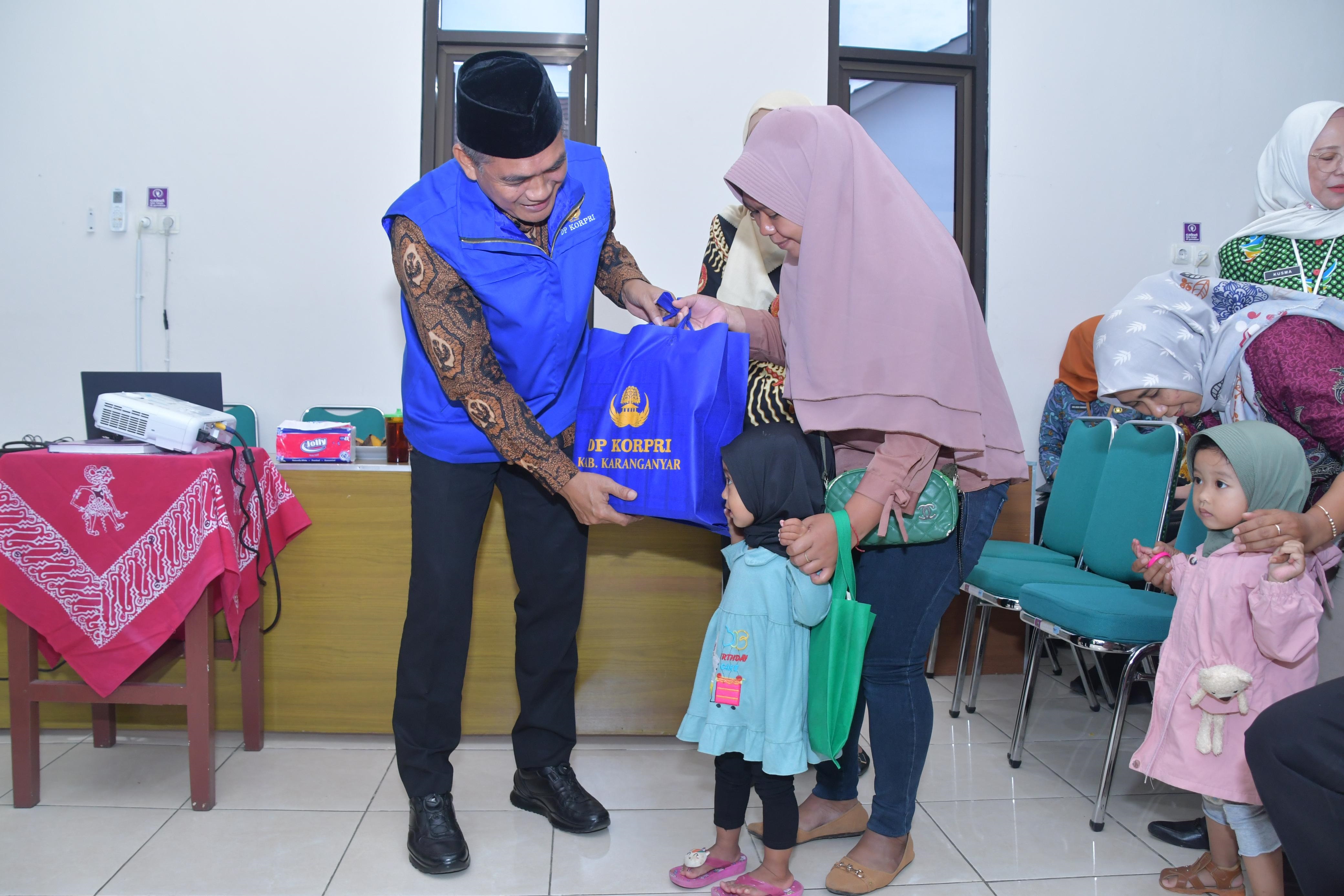 Pj Bupati Karanganyar Timotius Suryadi serahkan bantuan dalam program bapak asuh  untuk menekan angka stunting. (Rudi Hartono/Radar Solo)