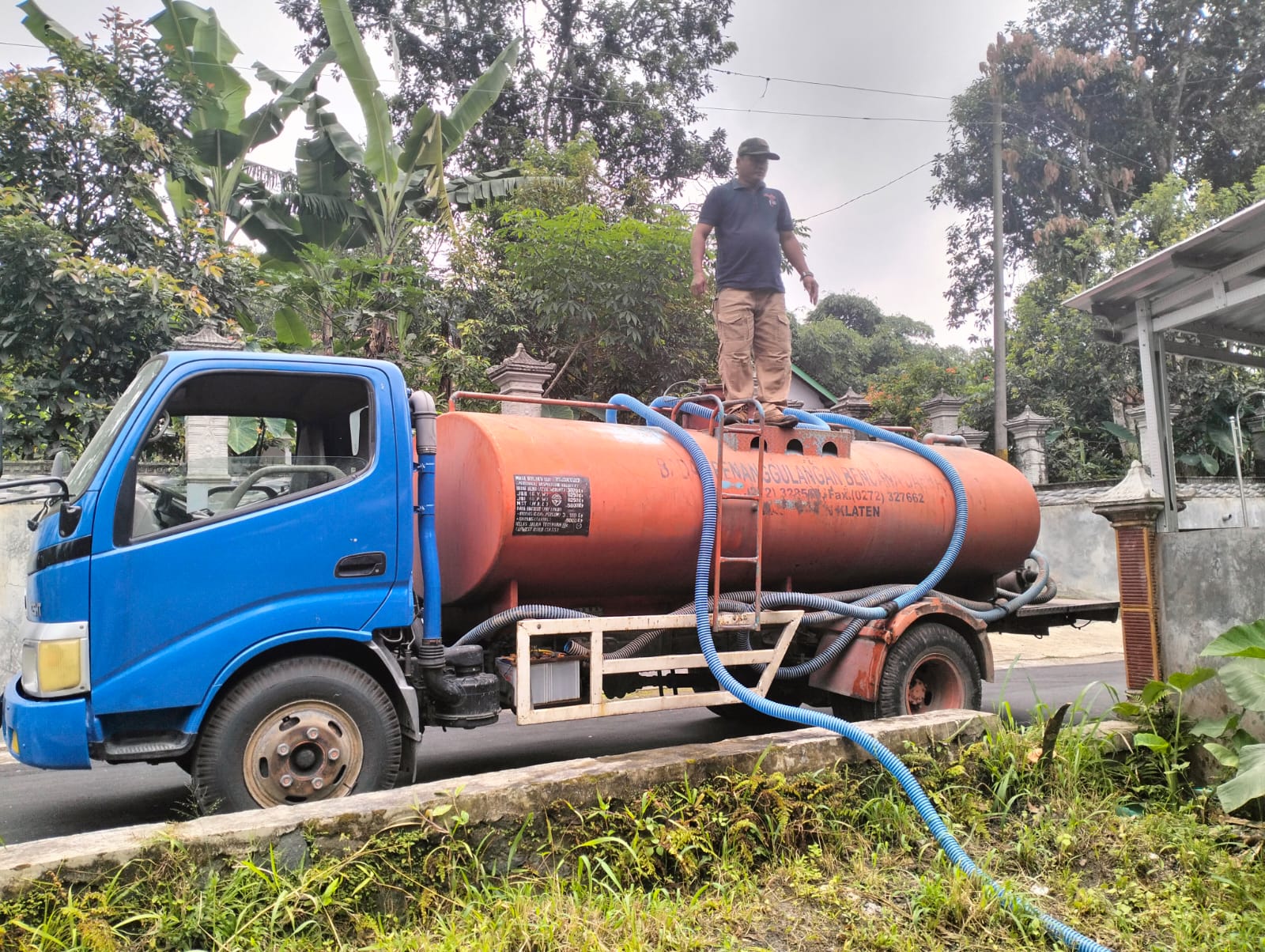 BPBD Klaten menyalurkan bantuan air bersih ke daerah terdampak kekeringan di Kecamatan Kemalang, Klaten, Senin (10/6/2024). (Angga Purenda/Radar Solo)
