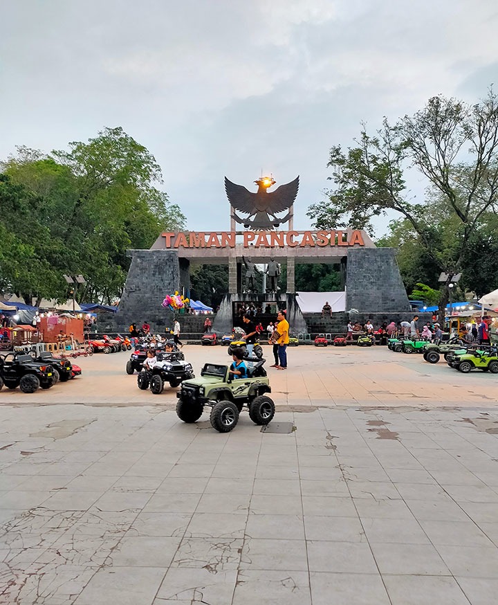 Suasana Taman Pancasila yang ramai akan wahana permainan.