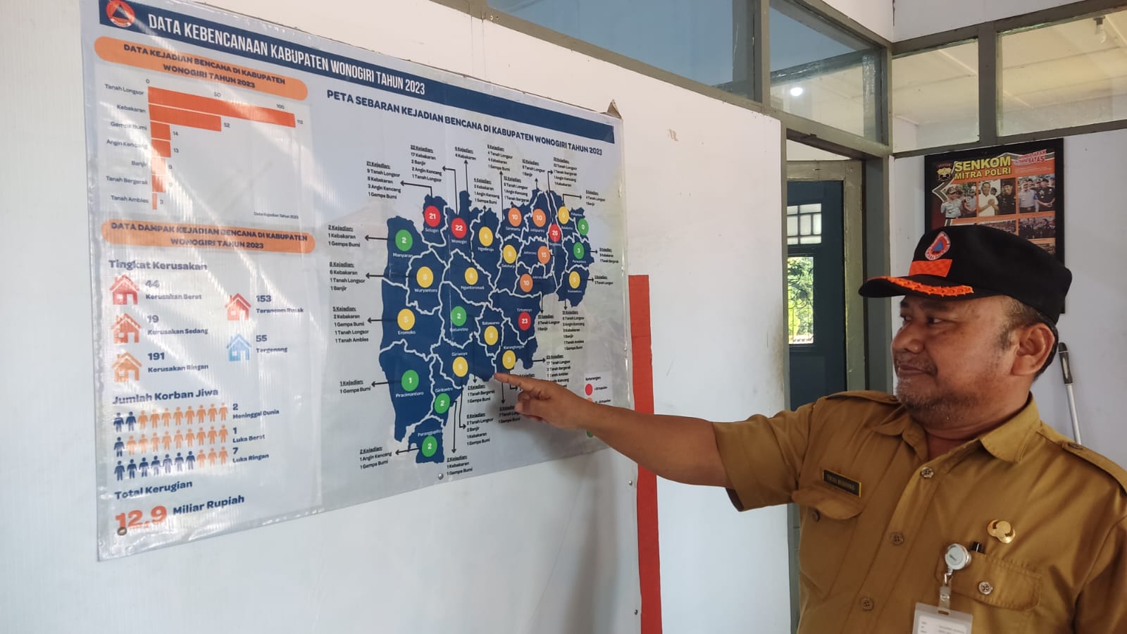 Plt Kepala Pelaksana BPBD Wonogiri Trias Budiono tunjukkan peta data kebencanaan di Wonogiri tahun 2023.