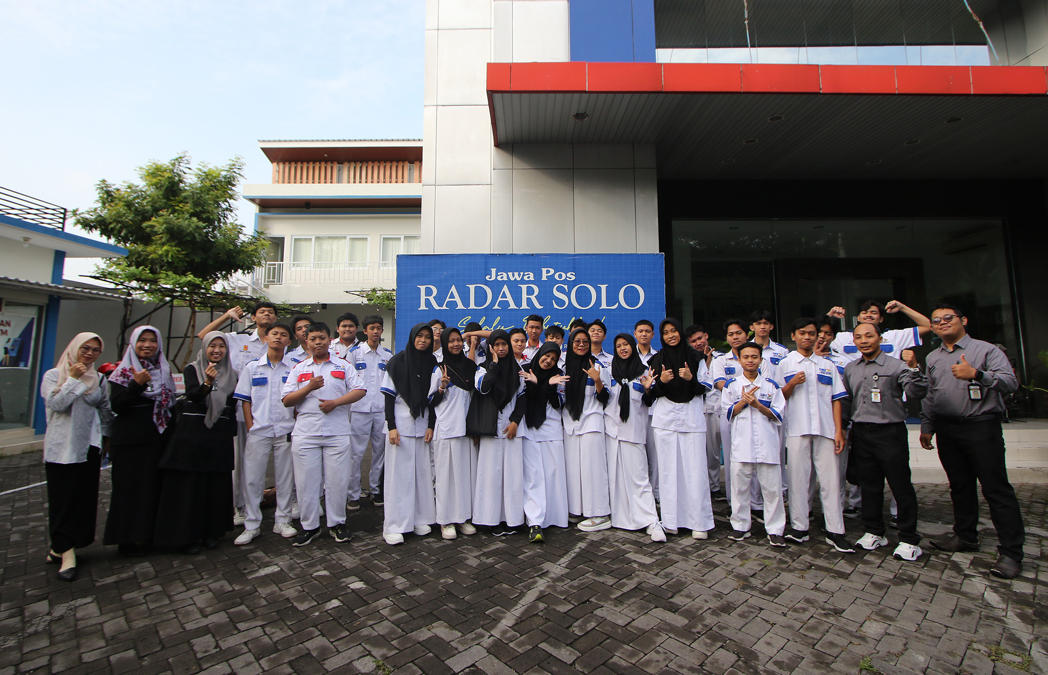 Siswa dan guru SMK Muhammadiyah 3 Surakarta foto bersama usai pelatihan.
