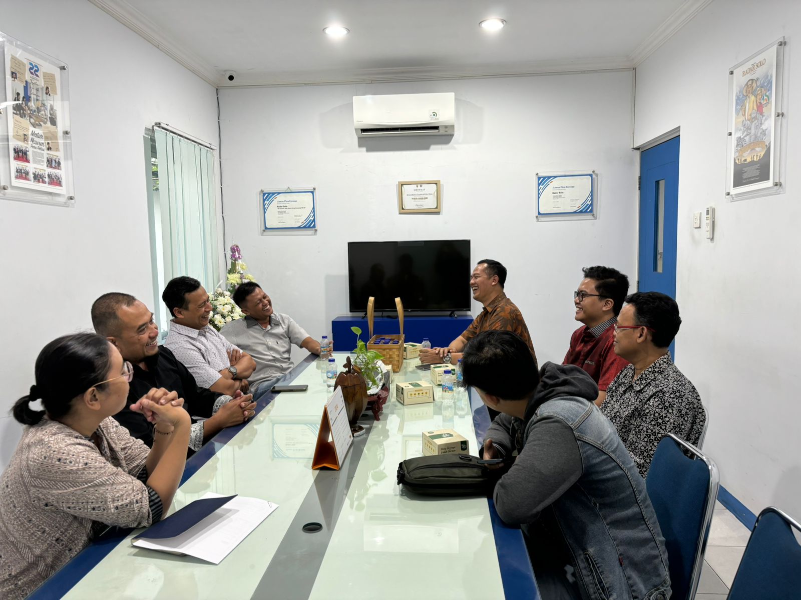 Her Suprabu (kemeja batik ujung kanan) bersama tim bersilaturahmi ke kantor redaksi Radar Solo, Selasa (11/6/2024).