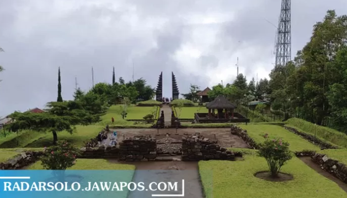 Candi Cetho di Jenawi, Karanganyar dengan pemandangan alamnya yang sangat eksotis.