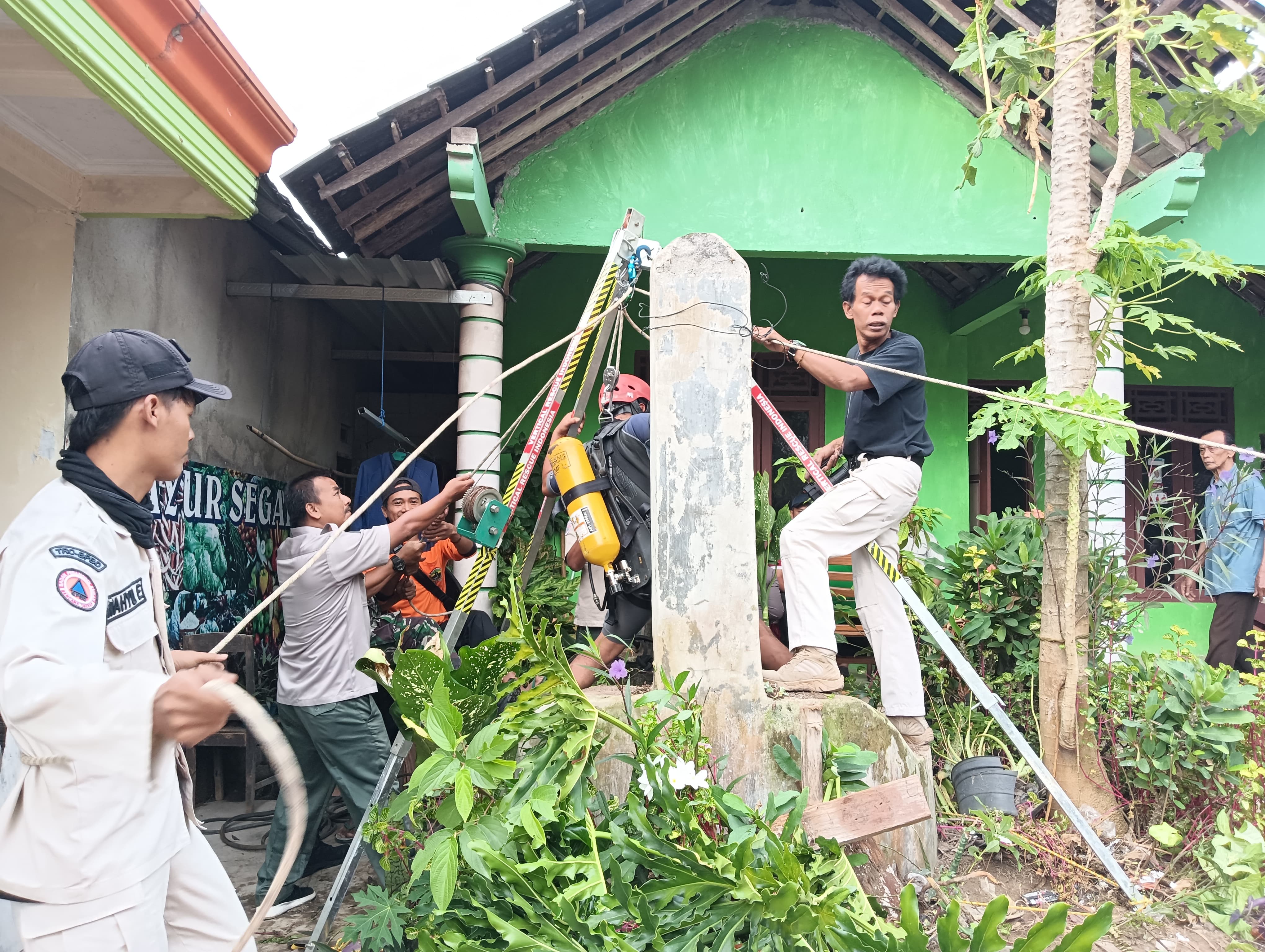 Tim Reaksi Cepat BPBD Boyolali mengevakuasi Parto Sarono yang tercebur sumur di Desa Ngargosari, Kecamatan Ampel, Boyolali, Selasa (11/6/2024).