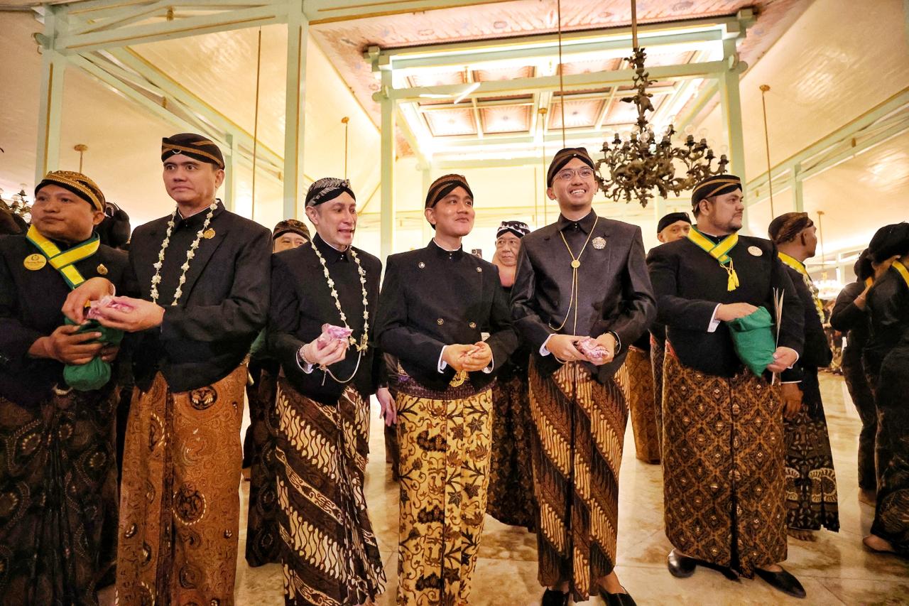 RMTH Haryo Dananjoyo Adityo Bhawono (paling kanan) saat mendampingi KGPAA Mangkunegara X (dua dari kanan) di acara Pura Mangkunegaran