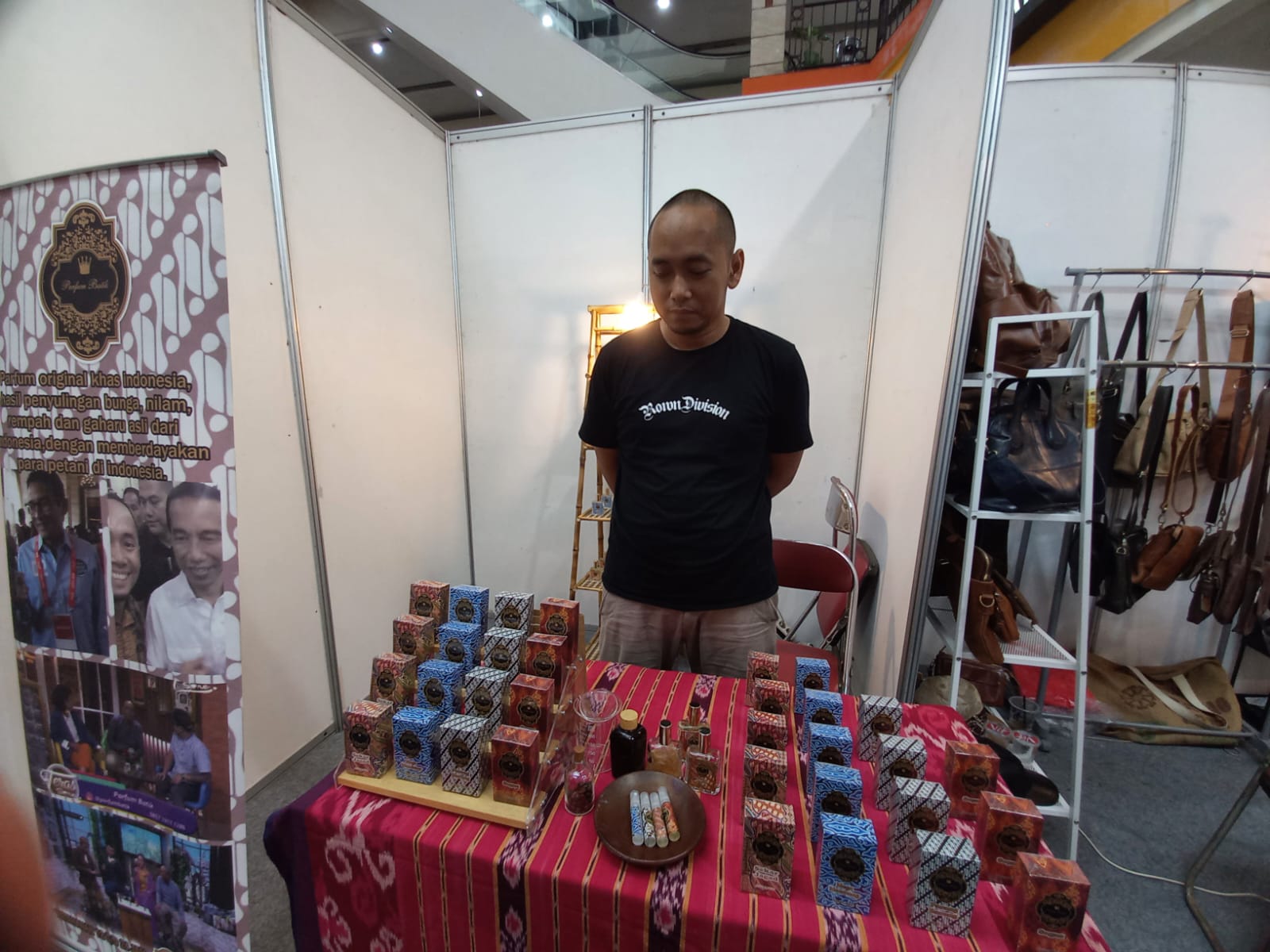 Angga Pratama memaerkan parfum dari bahan rempah produksinya. (MAULIDA AFIFA/RADAR SOLO)