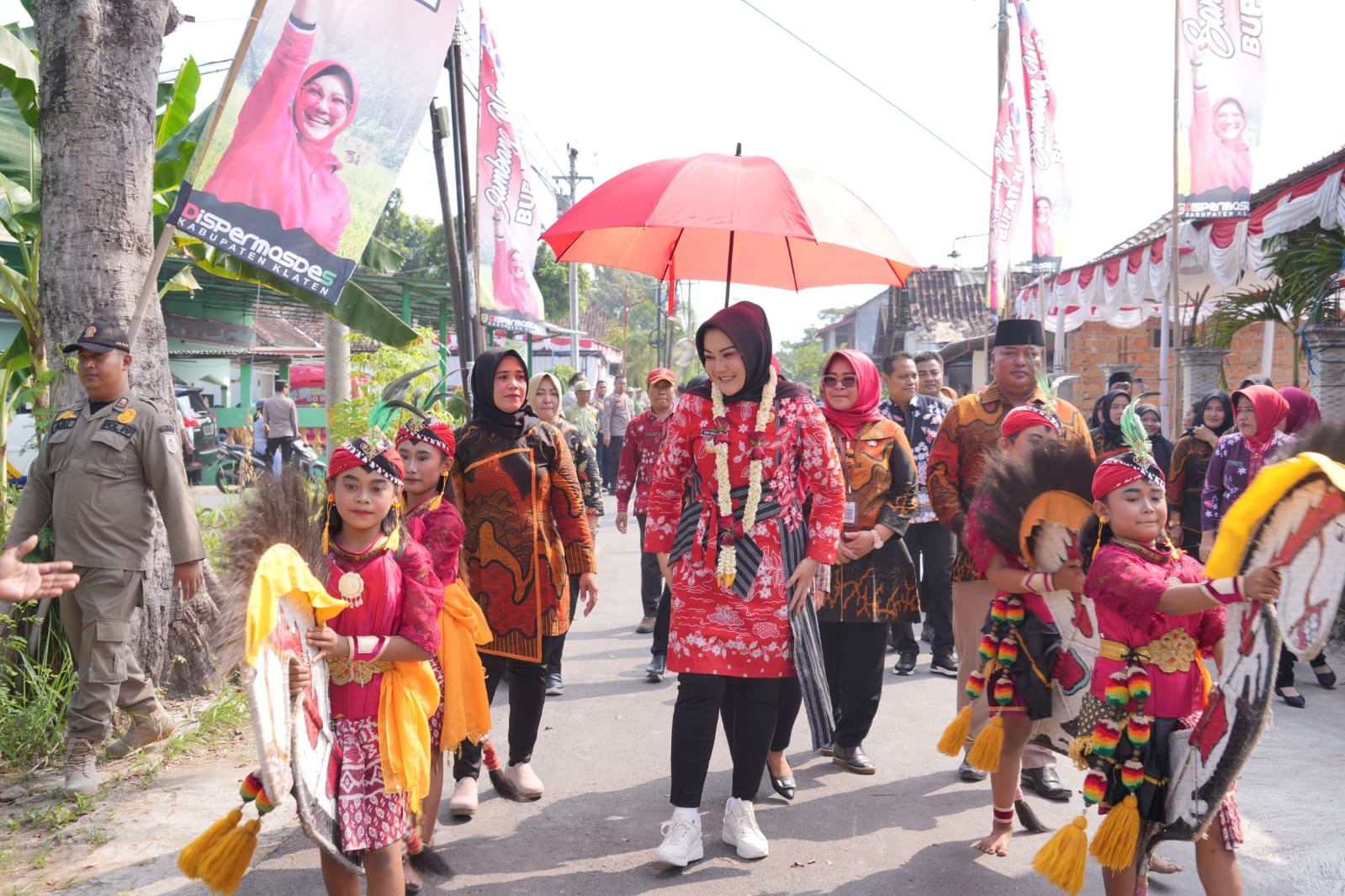Bupati Klaten Sri Mulyani ikuti kegiatan sambang warga di Desa Ketandan, Klaten Utara, Klaten, Selasa (11/6/2024).