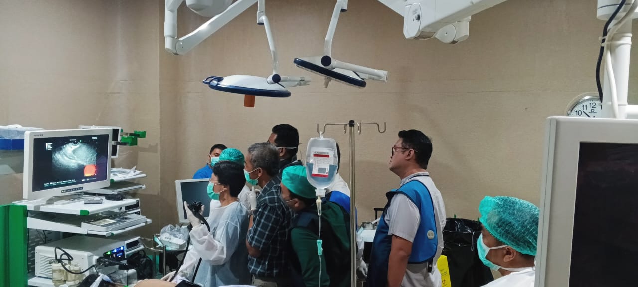 Cek penanganan kasus batu empedu menggunakan laser pada Workshop 2nd Maestro (Master of Advanced Endoscopy Gastrobiliary) yang digelar RSUD Dr. Moewardi.