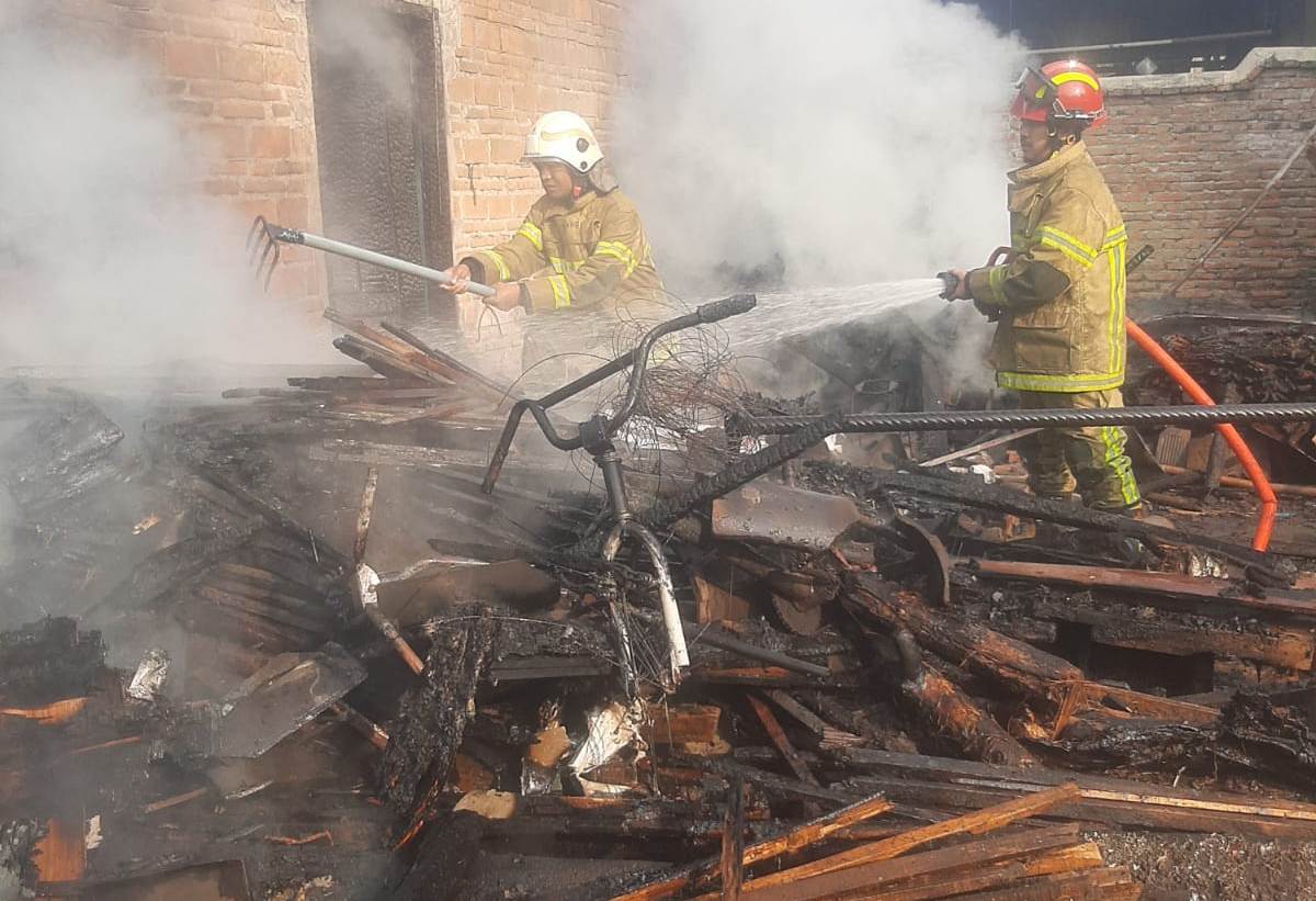 Petugas Damkar Klaten saat melakukan pemadaman di Dusun Glodogan, Desa Ngalas, Kecamatan Klaten Selatan, Klaten, Rabu (12/6). (Angga Purenda/Radar Solo)