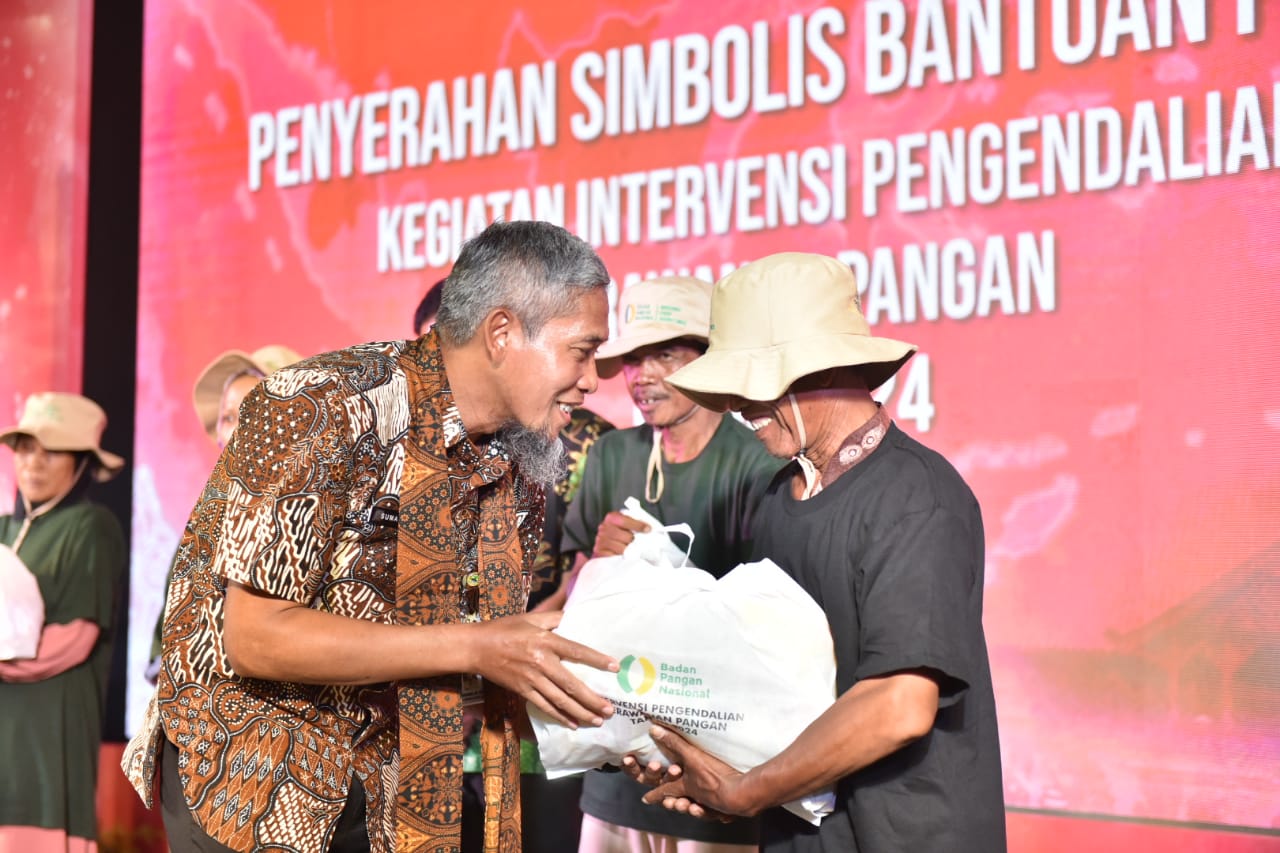 Sekda Provinsi Jateng Sumarno hadiri peluncuran bantuan pangan intervensi kerawanan pangan dan gizi di Pendapa Wijaya Kusuma Sakti, Kabupaten Cilacap, Rabu (12/6/2024).