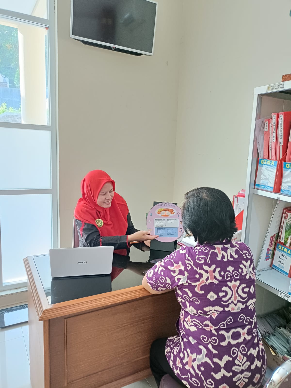 Masyarakat berkonsultasi terkait gizi seimbang bersama nutrisionis RSUD dr. Seodiran Mangun Sumarso (SMS) Wonogiri.