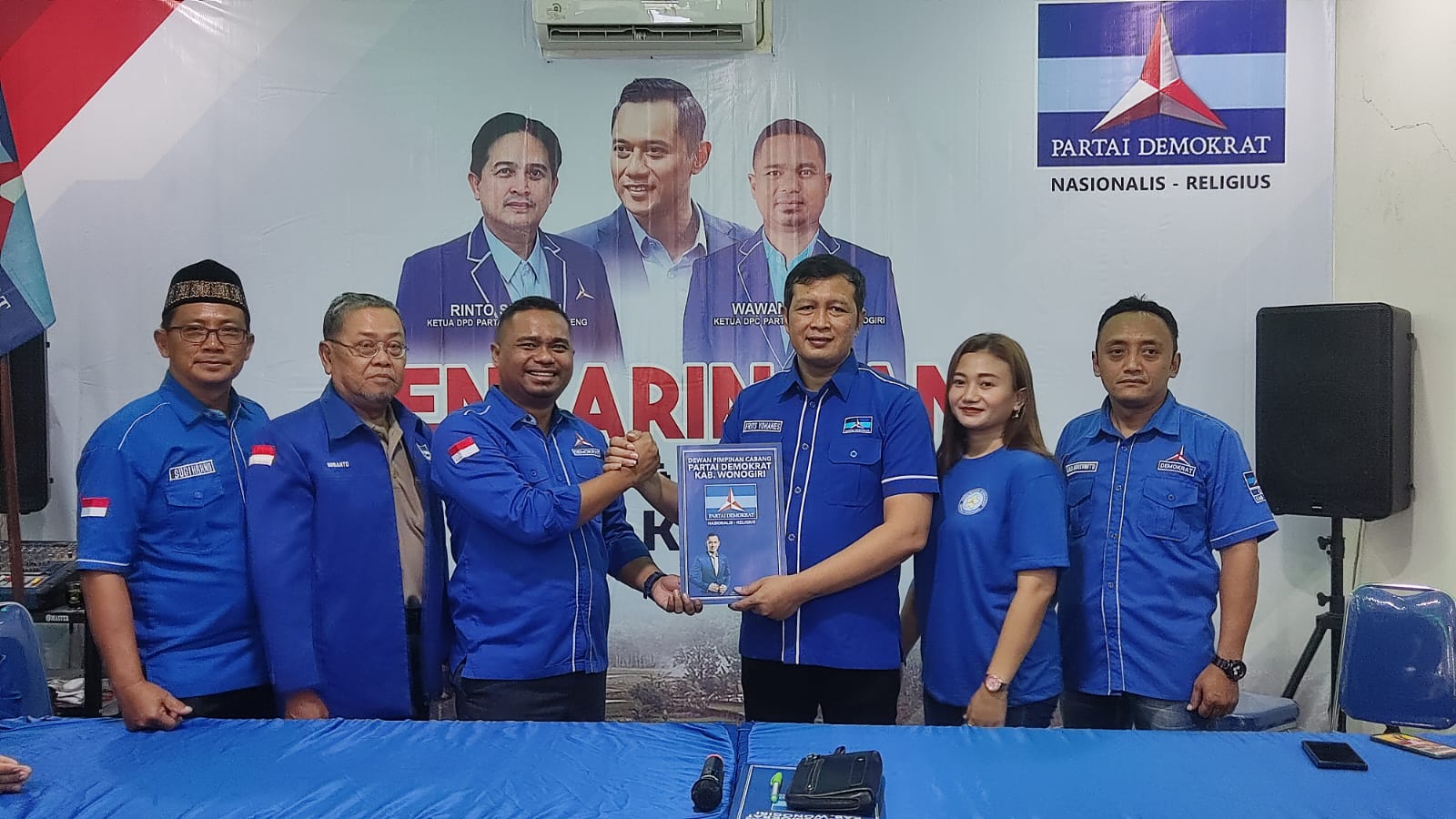 Frits (tiga dari kanan) mendaftar sebagai bakal Cawabup Wonogiri di Partai Demokrat Wonogiri, Kamis (13/6/2024).