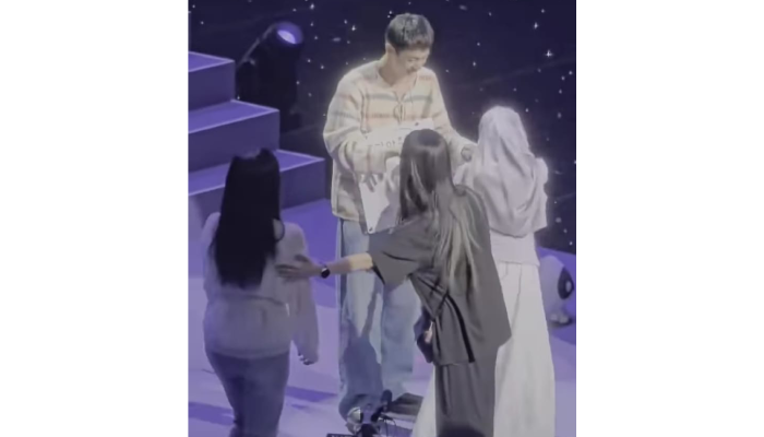 Jin BTS dan ARMY berjilbab saat acara free hug atau pelukan gratis dalam BTS FESTA 2024, Kamis (13/6).