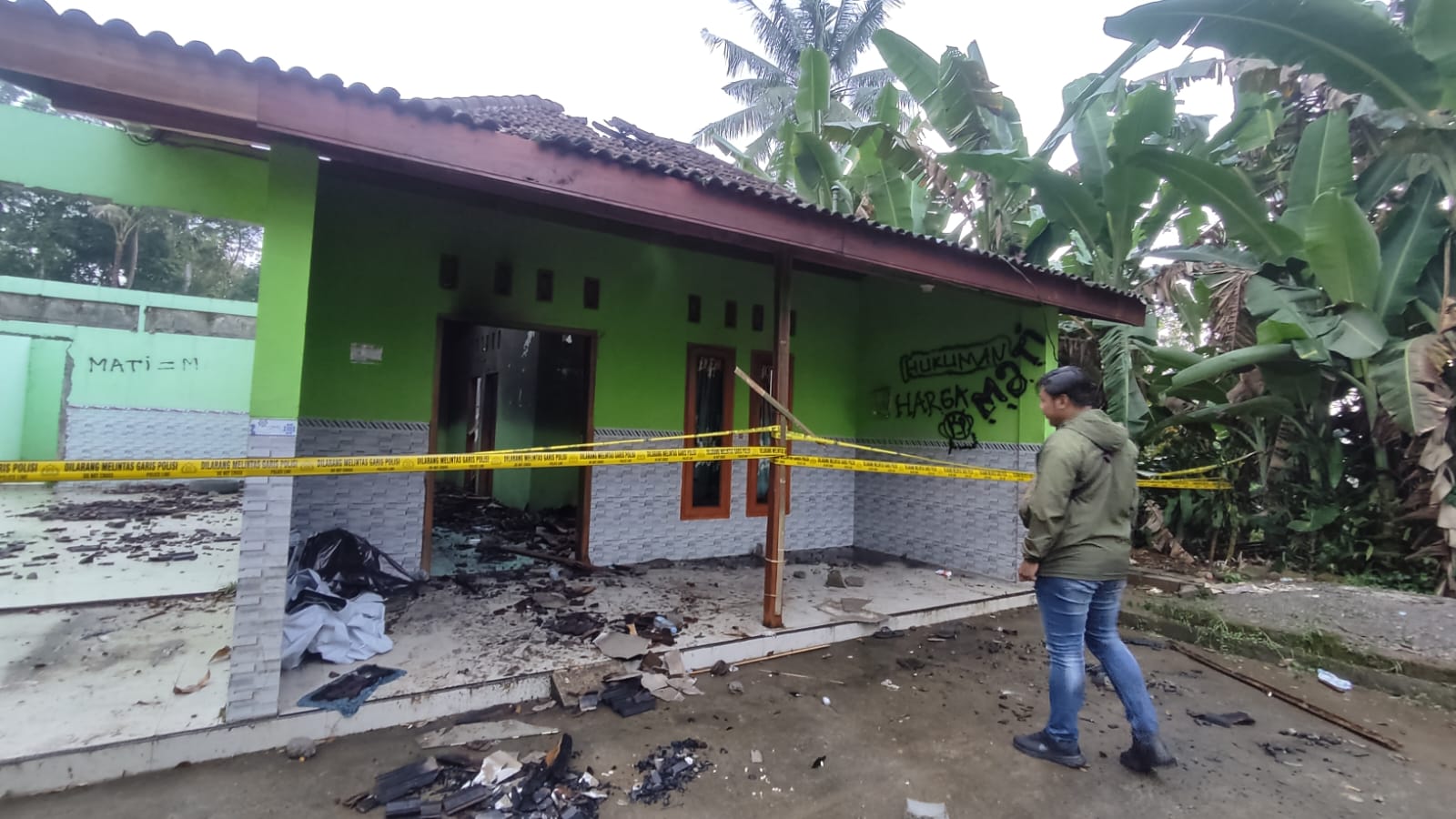 Garis polisi membentang di rumah Supriyanto, tersangka pembunuhan yang dibakar dan dilempari batako oleh massa, Kamis (13/6/2024).