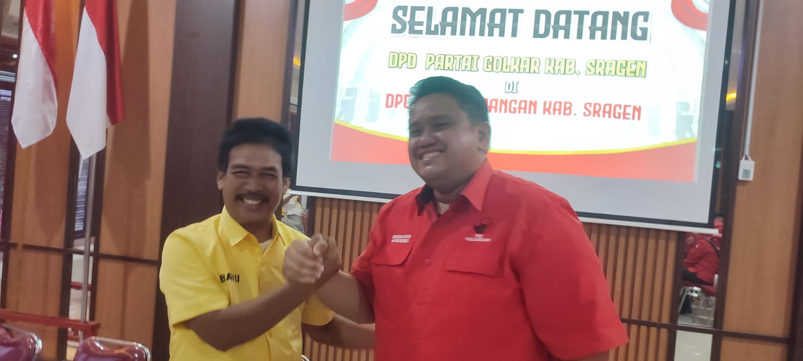 Ketua DPD II Golkar Sragen Pujiono Elli Bayu Effendi (kiri) menyambut Ketua DPC PDIP Sragen Untung Wibowo Sukowati. (Ahmad Khairudin/Radar Solo)