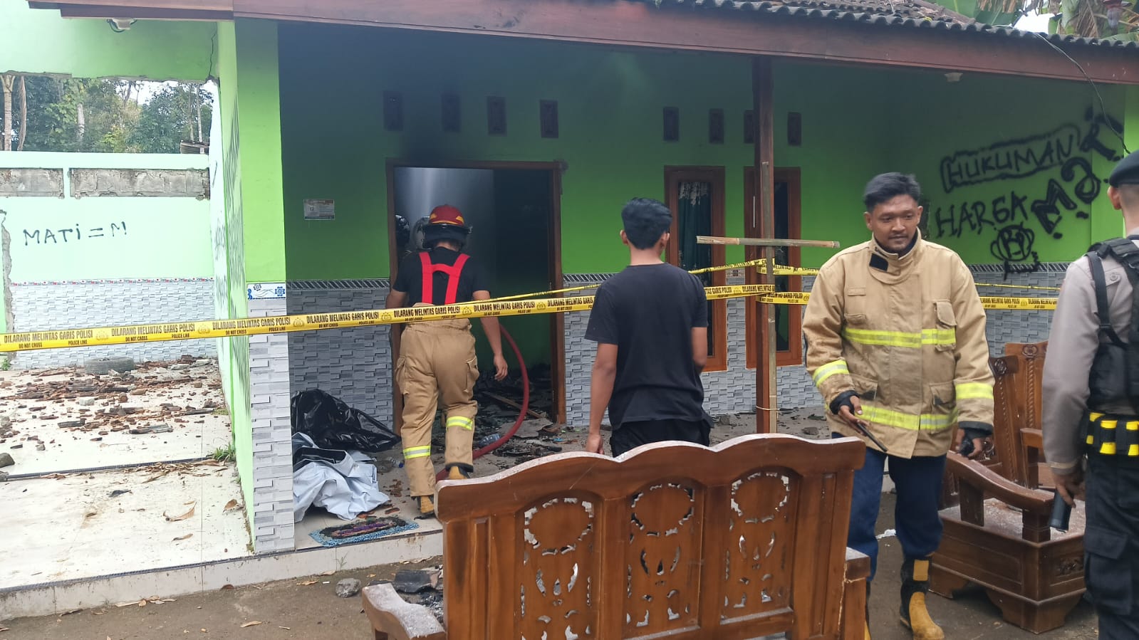 Personel Damkar Wonogiri dan anggota kepolisian dikerahkan ke rumah Baron, tersangka pembunuhan di Slogohimo, Wonogiri, Kamis (13/6/2024).