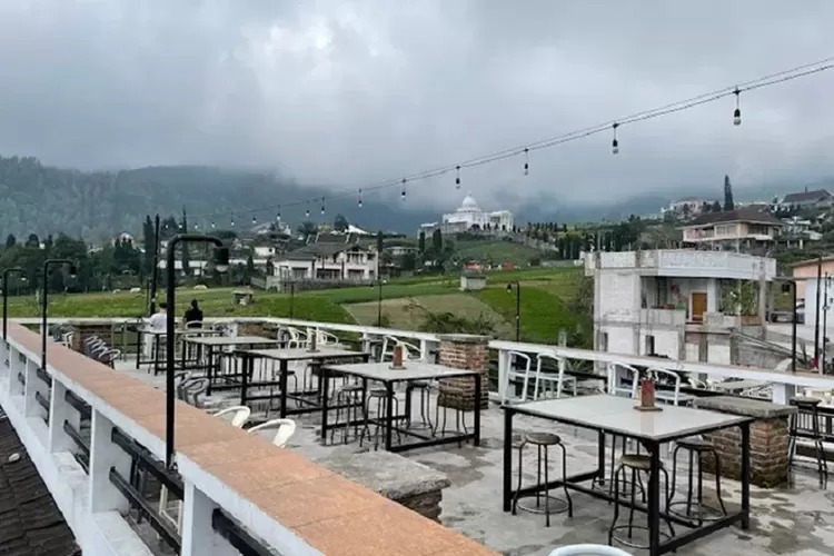 Suasana di salah satu cafe di Tawangmangu.