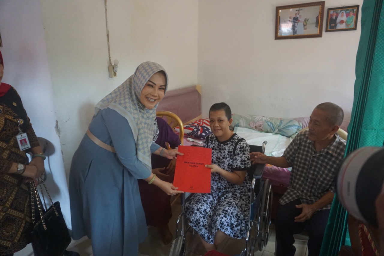 Bupati Klaten Sri Mulyani serahkan bantuan jaminan hidup kepada Keluarga Puput di Tegal Blateran, Kelurahan Kabupaten, Kecamatan Klaten Tengah, Klaten.