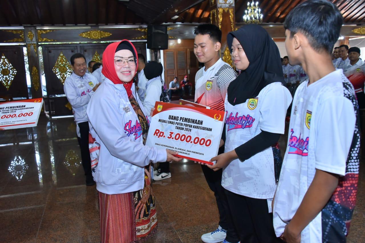 Bupati Sukoharjo Etik Suryani memberikan uang pembinaan kepada atlet yang sempat terjun di ajang Popda tingkat Solo Raya,&nbsp;Jumat (14/6).