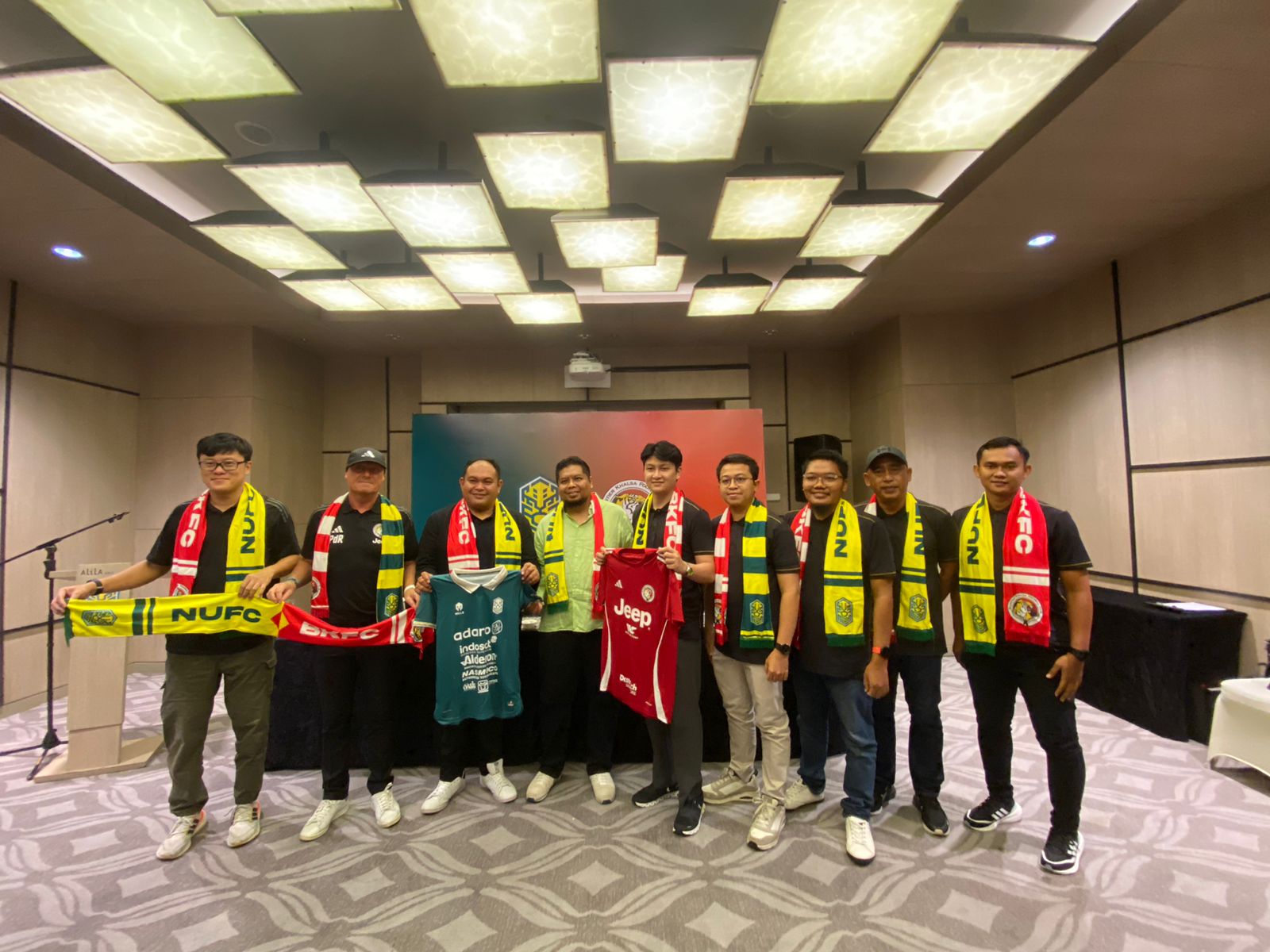 Penandatanganan MoU antara Nusantara United FC dan klub Liga Primer Singapura Balestier Khalsa FC, Jumat (14/6). Peter de Roo turut hadir (dua dari kiri).