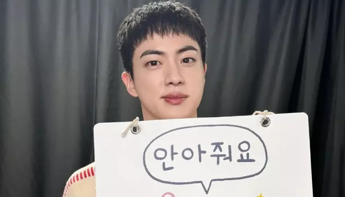 Jin BTS gelar pelukan gratis 1.000 ARMY, Kamis (13/6).