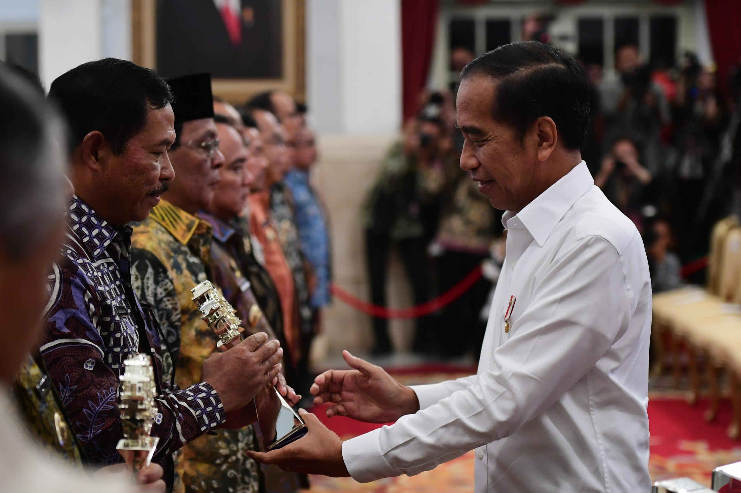 Pj Gubernur Jateng Nana Sudjana terima penghargaan dari Presiden Joko Widodo di sela Rapat Koordinasi Nasional Pengendalian Inflasi Tahun 2024, di Istana Kepresidenan, Jakarta, Jumat (14/6/2024).