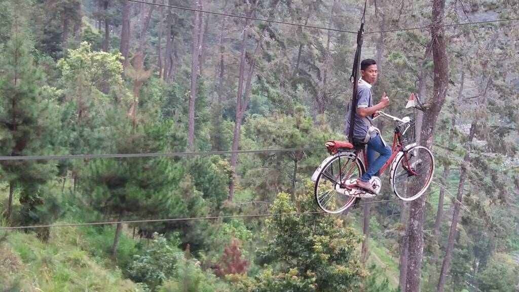 Wahana Sepeda Gantung Tenggir Park.
