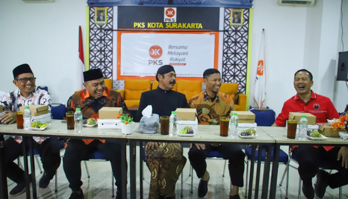 Ketua DPD PKS Solo Daryono (dua dari kanan) dan Ketua DPC PDIP Solo FX Hadi Rudyatmo (tiga dari kanan) saat gelarpertemuan di kantor DPD PKS Solo.