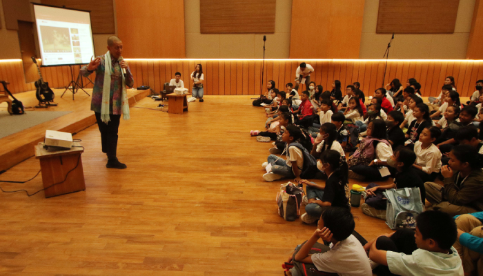 Maestro tari Didik Nini Thowok kenalkan tentang cross gender dance dan seni tradisi kepada anak-anak dan remaja peserta Hompimpa di Lokananta, Sabtu (15/6).