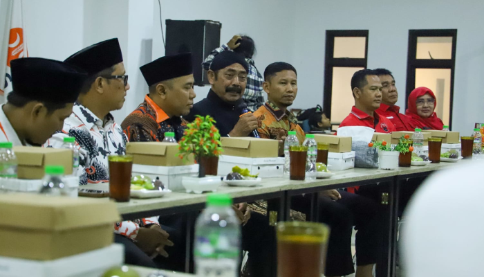 Ketua DPC PDIP Solo FX Hadi Rudyatmo saat kunjungi kantor DPD PKS Solo, Jumat (14/6) malam.
