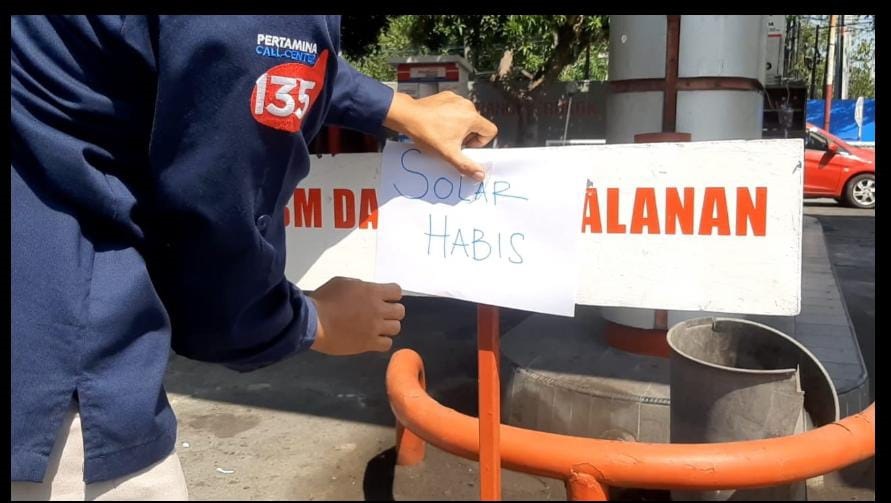 Papan pengumuman solar habis di SPBU Jurug, Kecamatan Jebres, Solo, Sabtu (15/6).